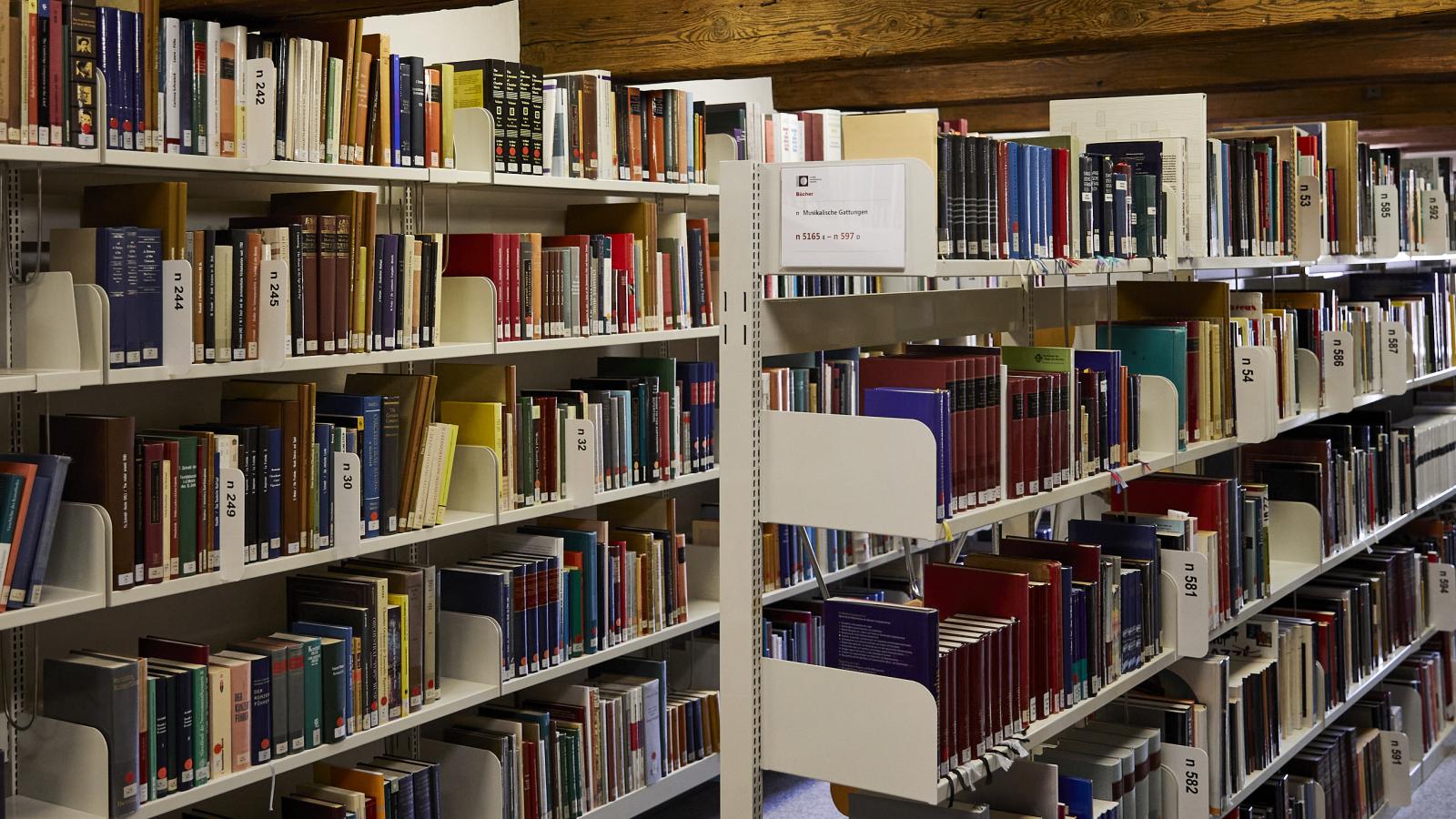 Blick in die MHL-Bibliothek, untergebracht in einem ehemaligen Speicher