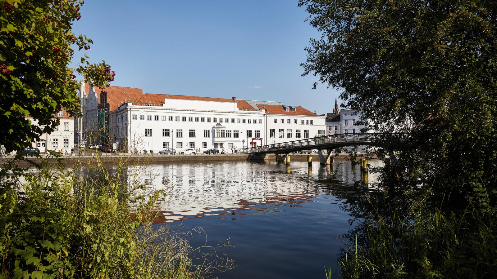 Ein Blick auf die imposante Fassade der MHL vom gegenüberliegenden Traveufer aus gesehen.