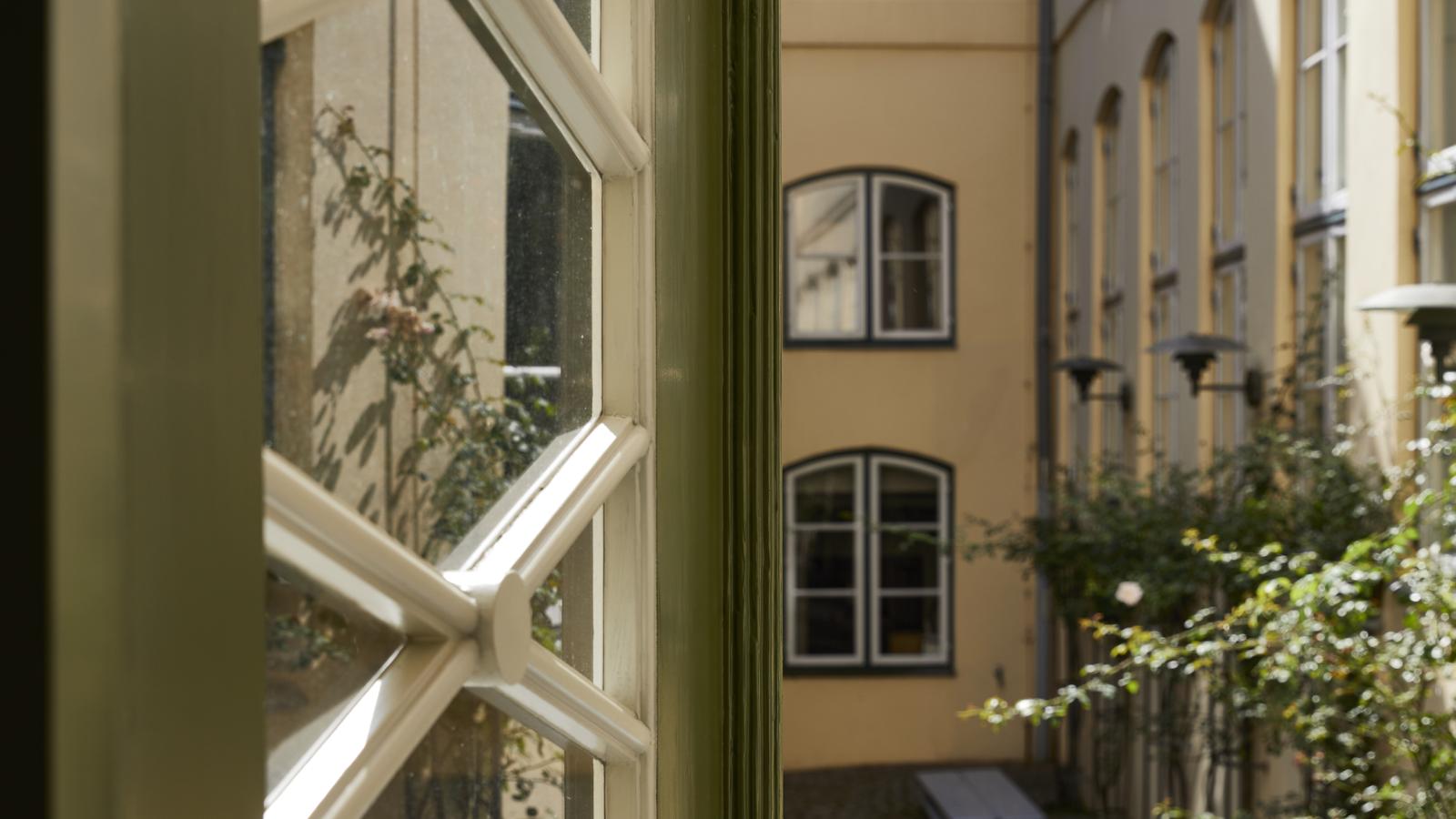 Blick durch die Tür in den Rosenhof der MHL