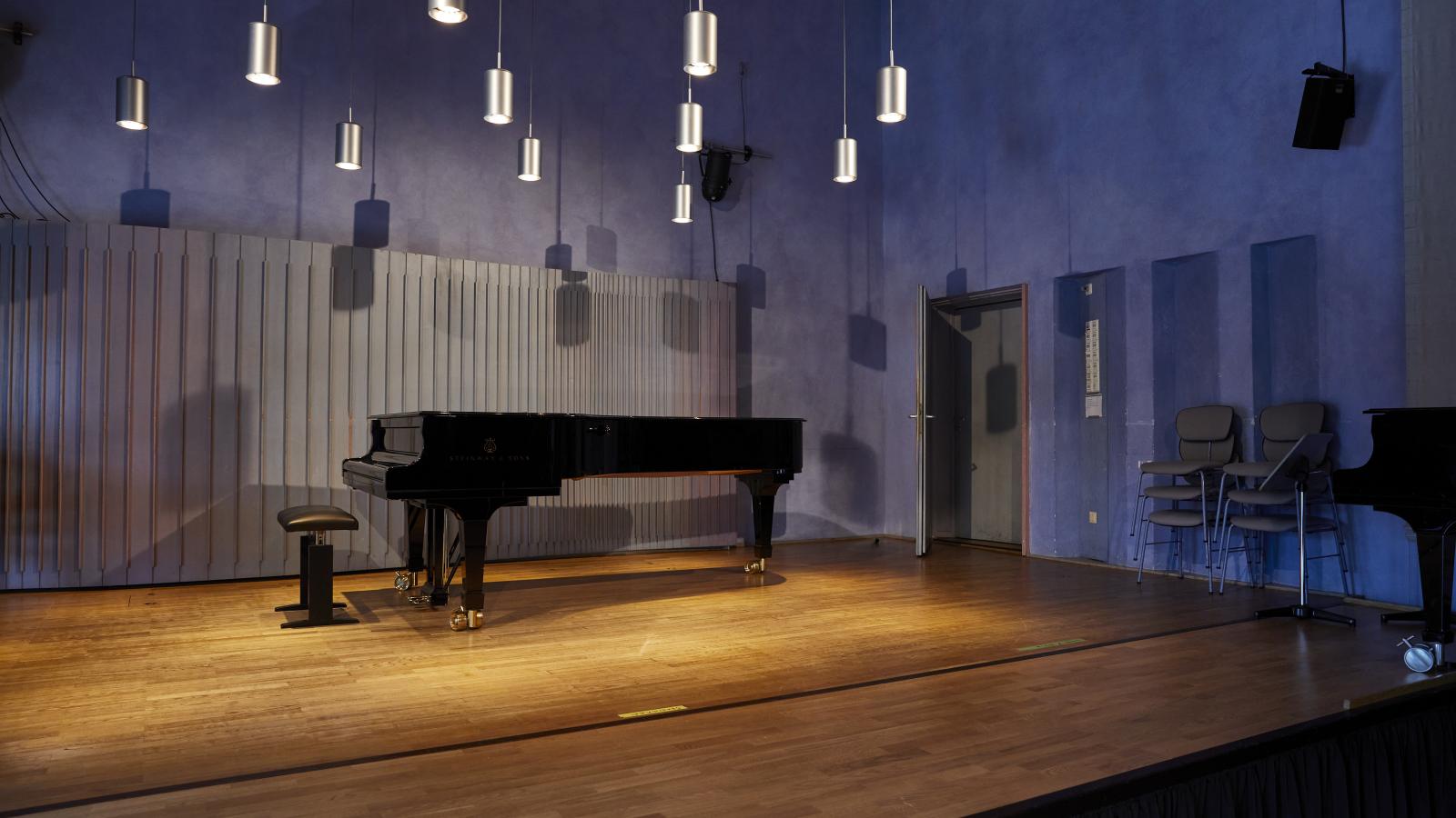 Blick auf die Bühne des Kammermusiksaal, darauf ein Flügel