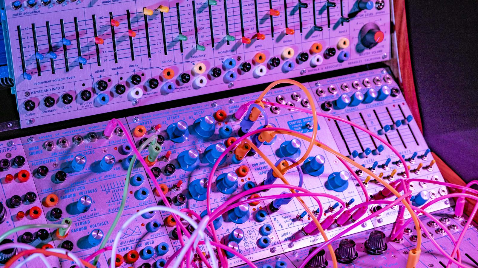 Blick auf ein Mischpult mit vielen Kabeln