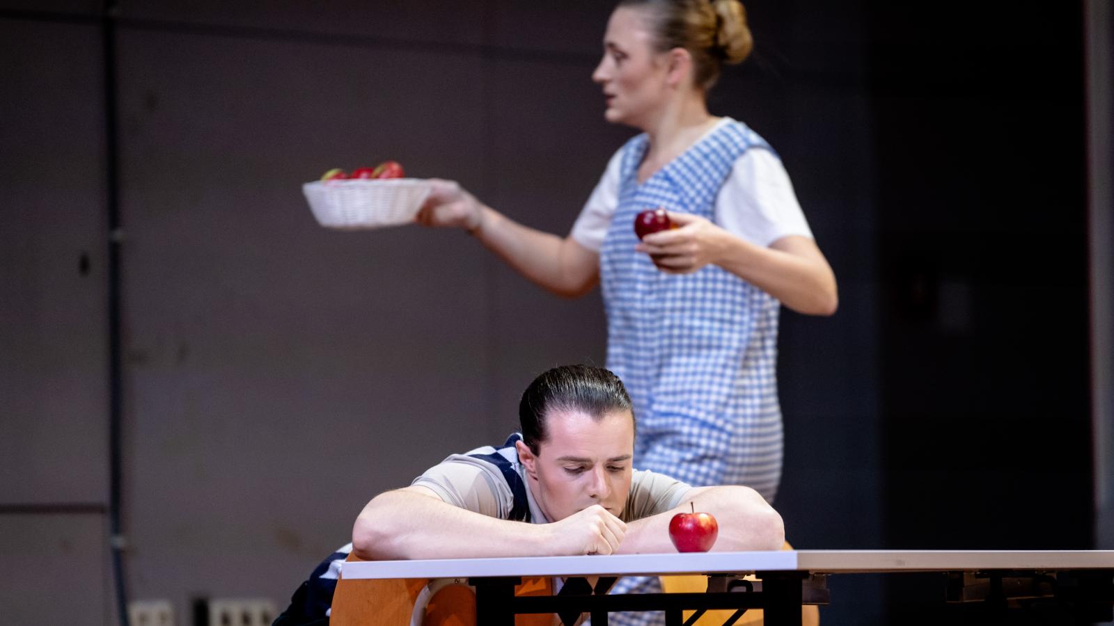 Szenenausschnitt aus der Oper Albert Herrin von Benjamin Britten mit zwei Gesangsstudierenden der MHL