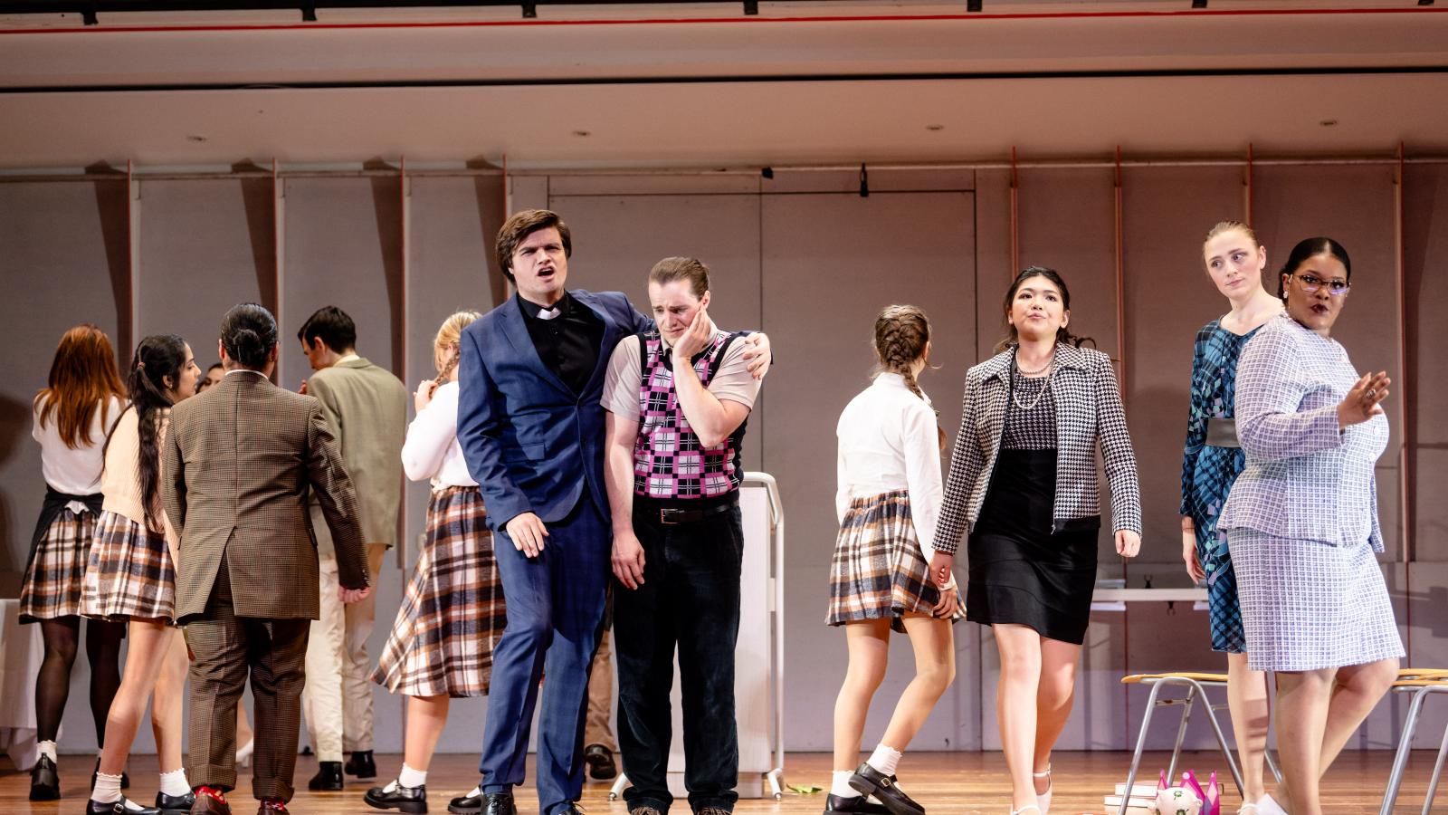 Blick auf die Bühne des Großen Saals mit Studierenden, die eine Theaterszene in Kostümen darstellen