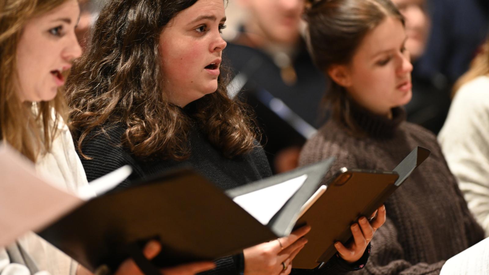 Blick auf drei singende Gesangsstudentinnen