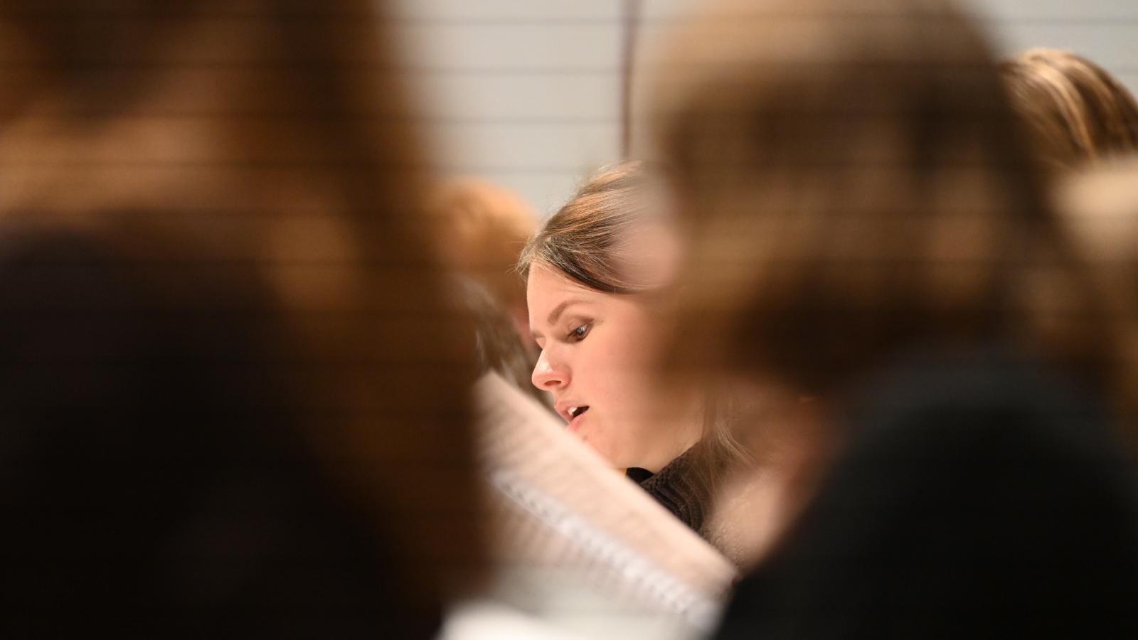 Ein Fotoausschnitt auf eine singende Gesangsstudentin