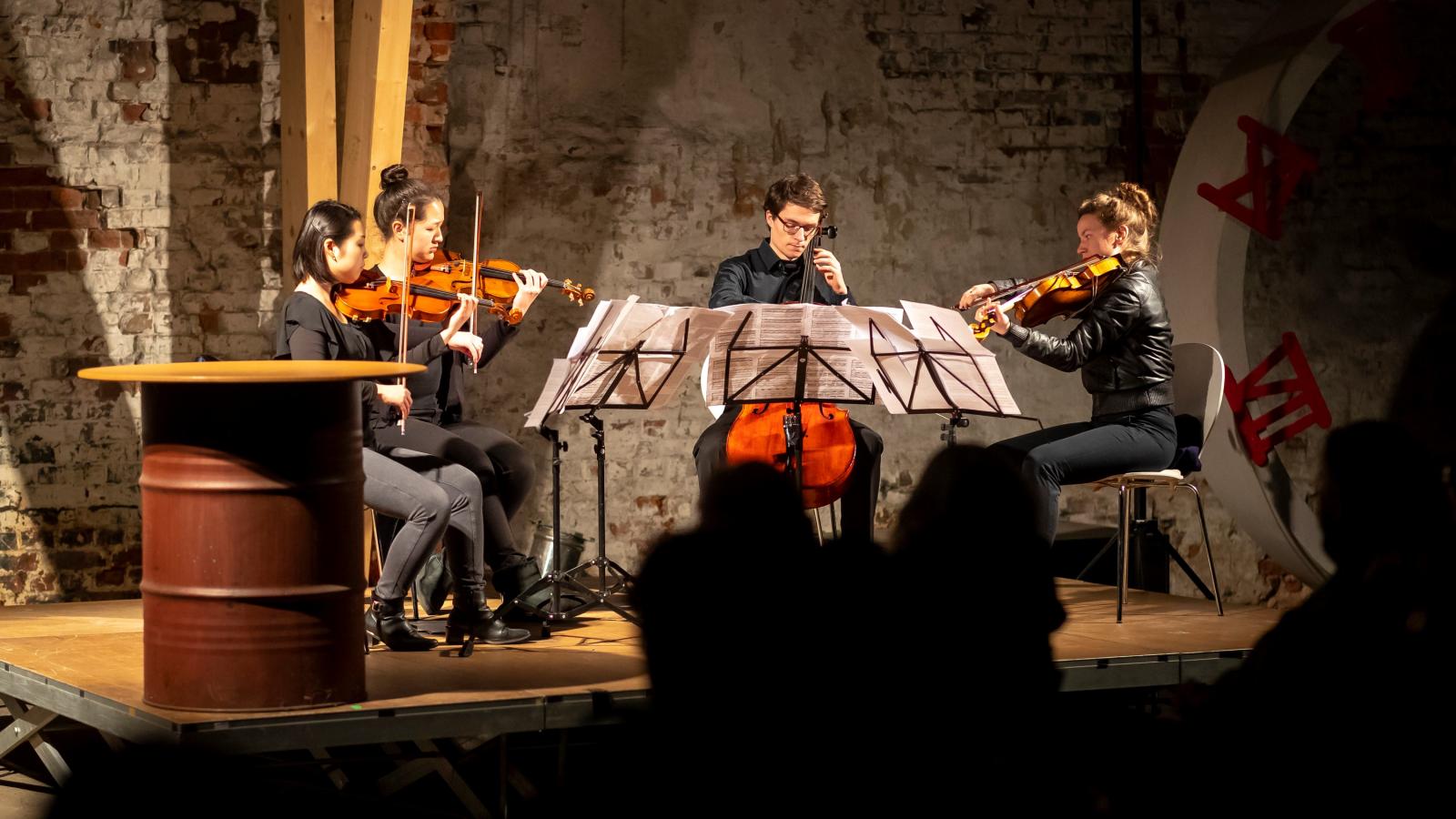 Ein Sreichquartett spielt an einem ungewöhnlichen Ort: in einem Lübeck Hafenschuppen 