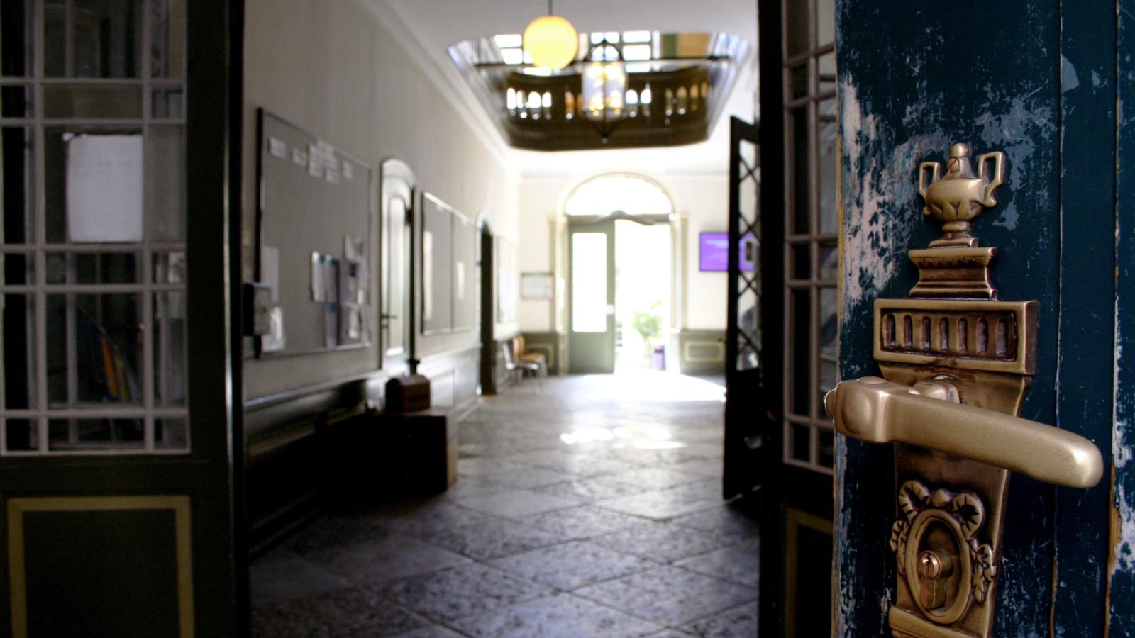 Einblick vom Haupteingang der MHL in die historische Diele des Hauses in der Großen Petersgrube 21