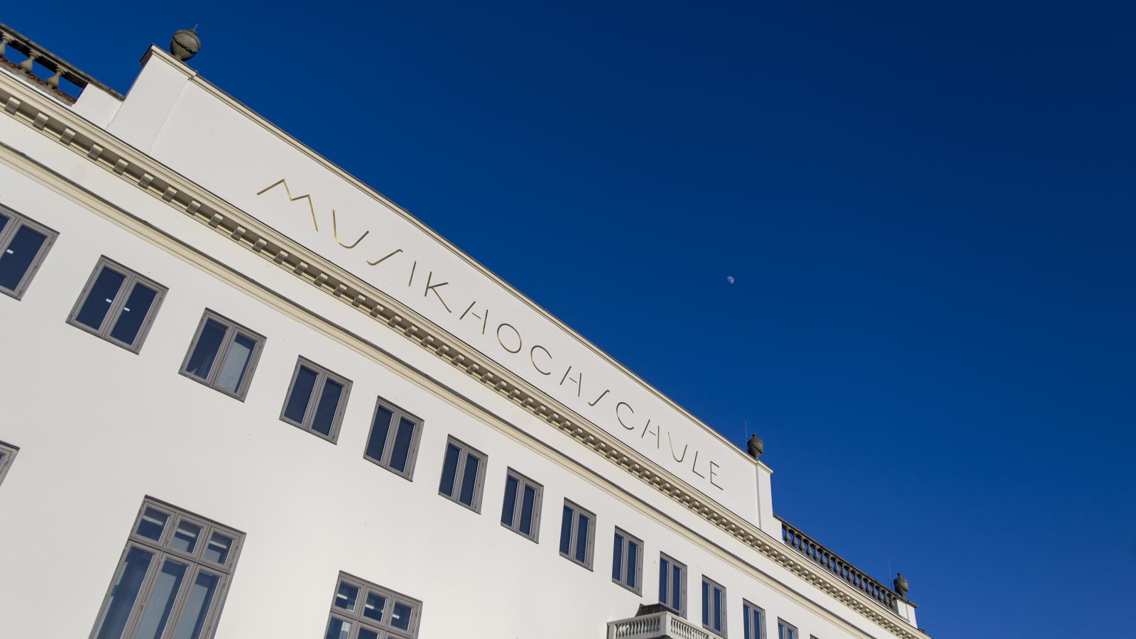 Blick auf die Fasse An der Obertrave mit signifikantem Schriftzug "Musikhochschule"