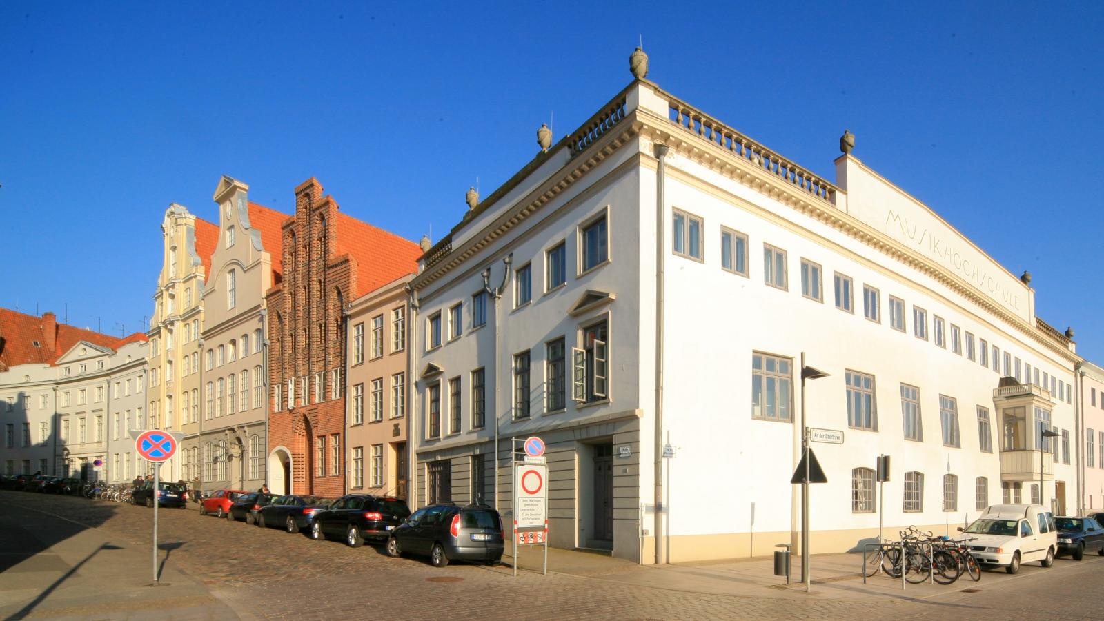 Die MHL ist u.a. im MHL-Hochschulquartier in der Großen Petersgrube, Ecke An der Obertrave in historischen Kaufmanns- und Bürgerhäusern aus dem Mittelalter, Barock, Rokoko und Klassizismus untergebracht.
