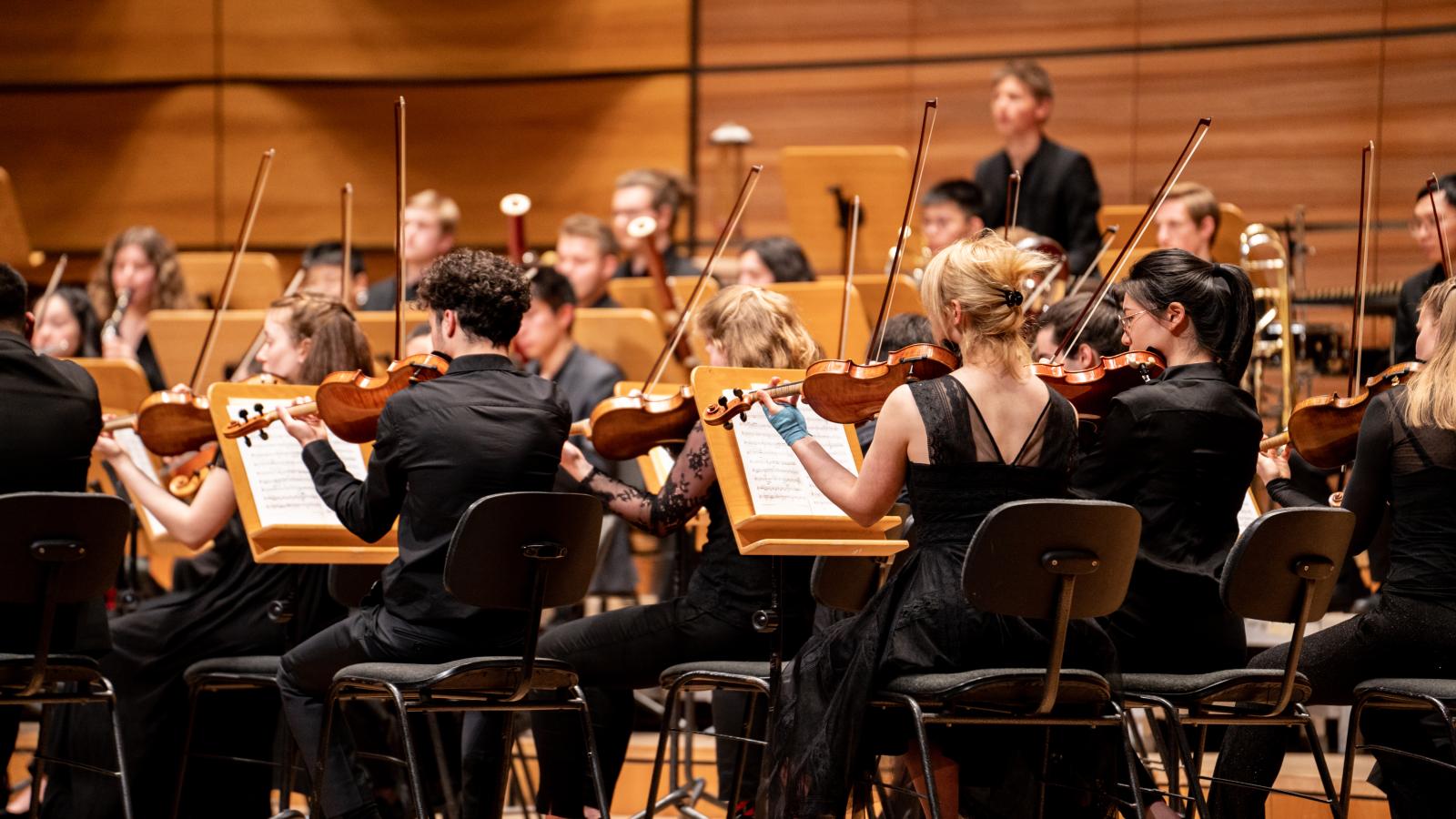 Blick auf Studierende der MHL, die im MHL-Sinfonieorchester spielen