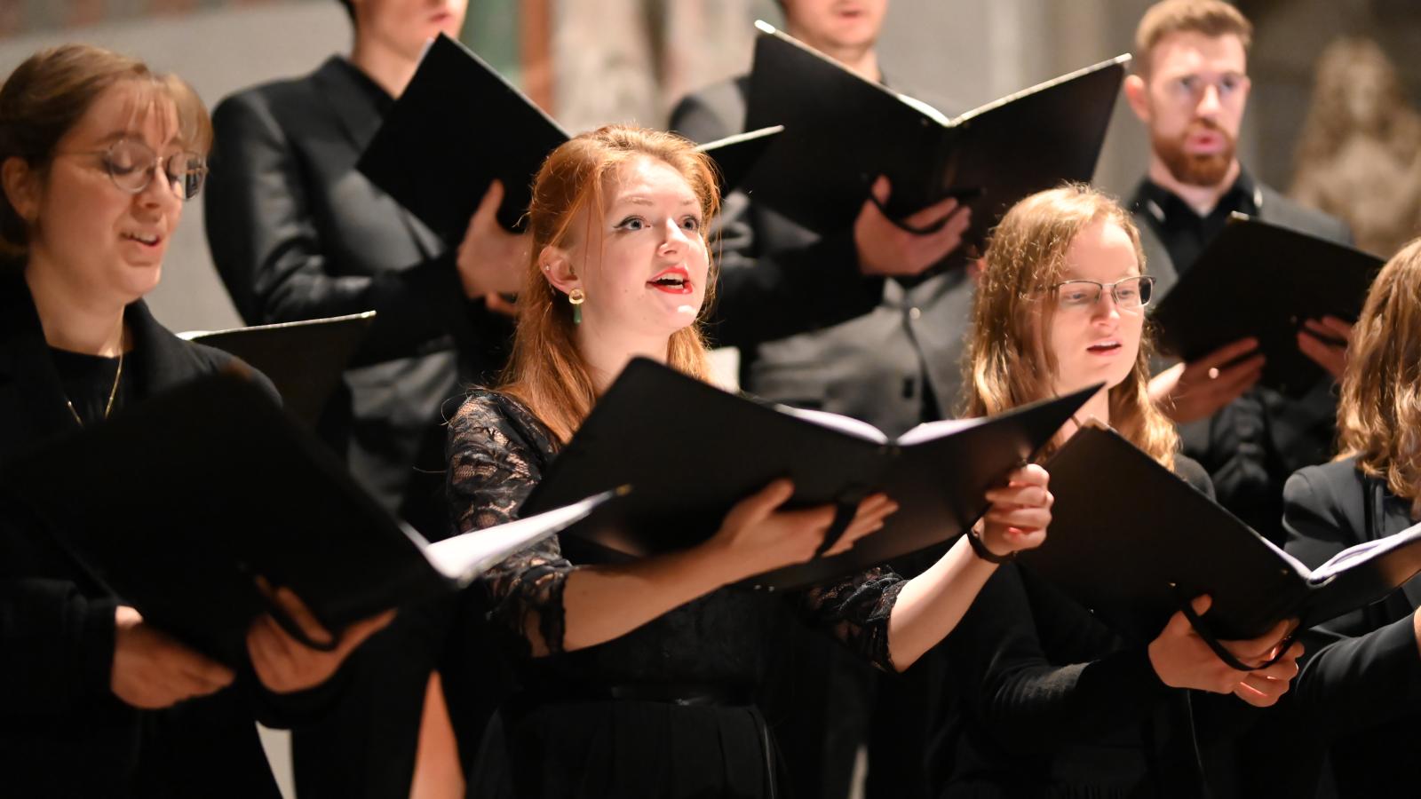 Blick auf Studierende, die im MHL-Kammerchor ein Konzert singen 