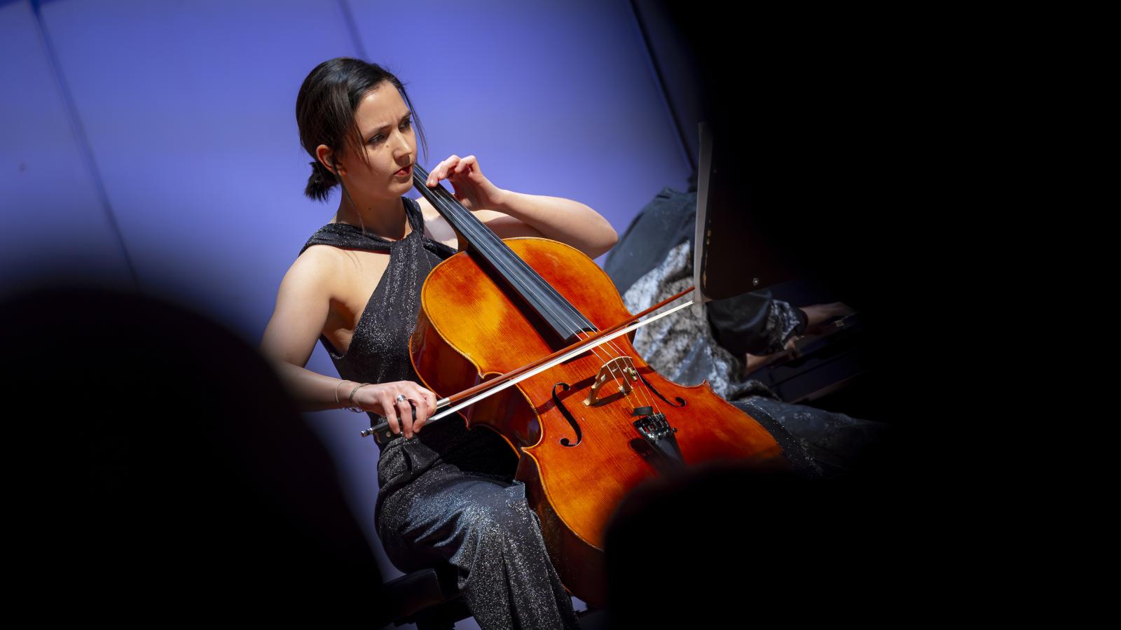 Eine Cellistin spielt im Großen Saal der MHL ihr Konzertexamen