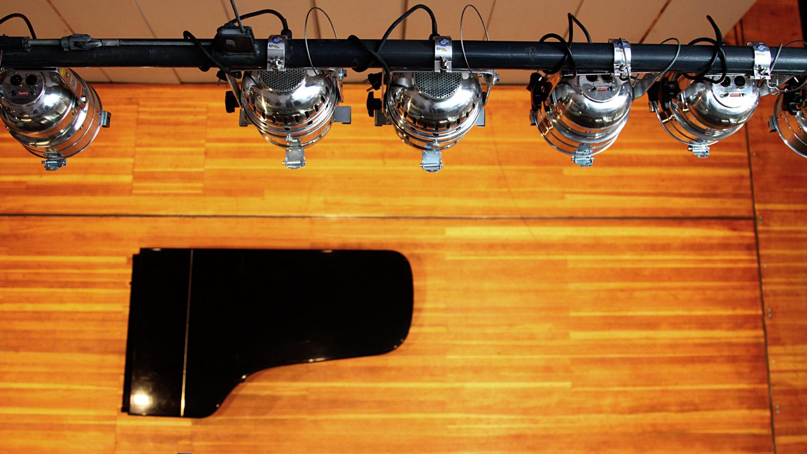 Blick von oben auf den Konzertflügel auf der Bühne des Großen Saals