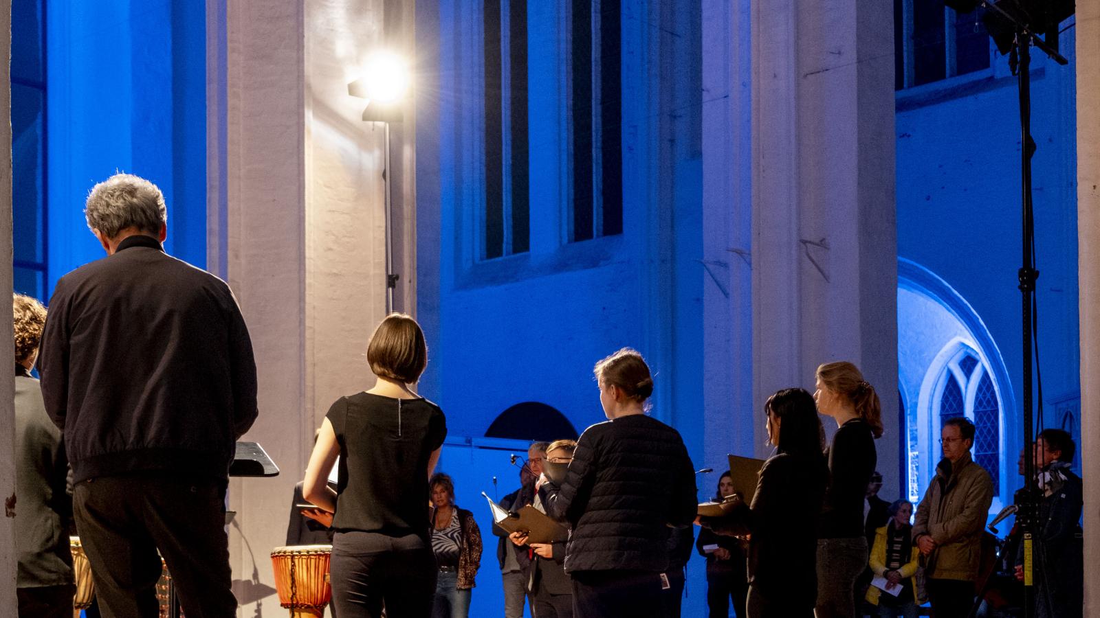 Blick in die St. Petrikirche zu Lübeck, in der Studierende der MHL mitten im Kirchenschiff Musik aufführen.