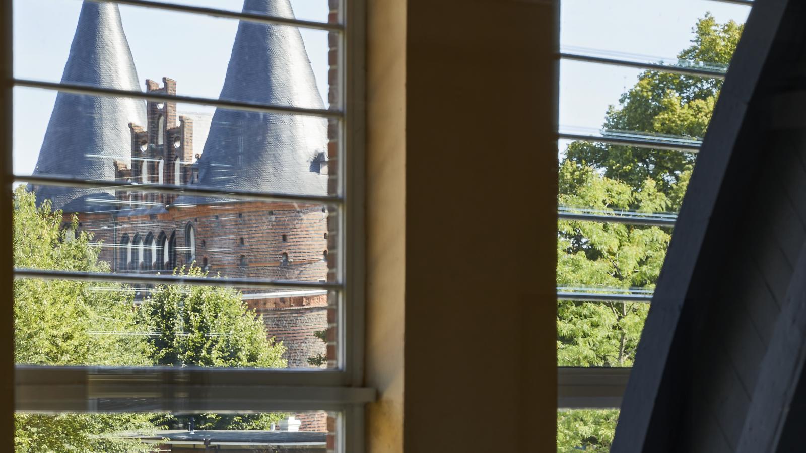 Blick von oberen Etage in der Holstentorhalle auf das Lübecker Holstentor