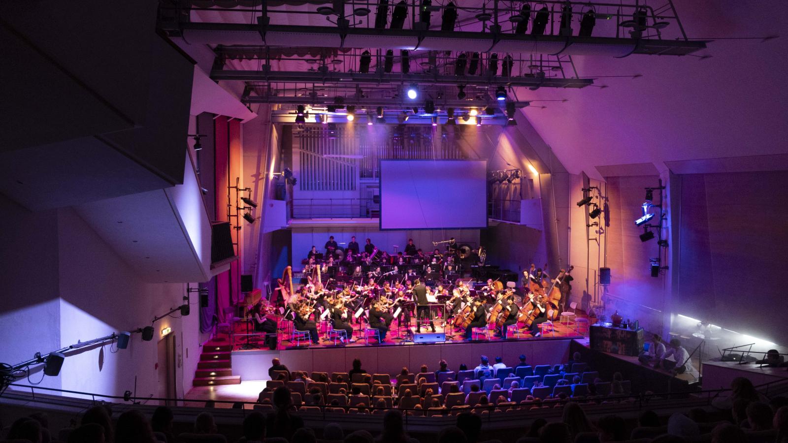 Blick von der Galeria auf den vollbesetzten Großen Saal der MHL mit dem MHL-Sinfonieorchester auf der Bühne