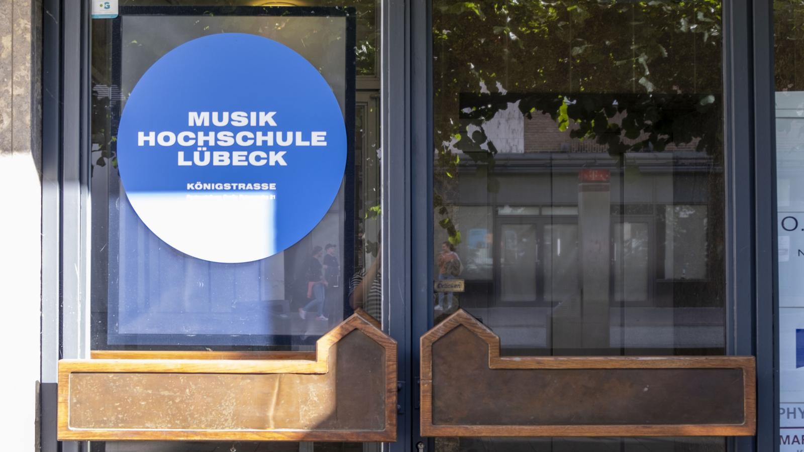 Blick auf den Eingang der Liegenschaft in der Königstraße 97-99