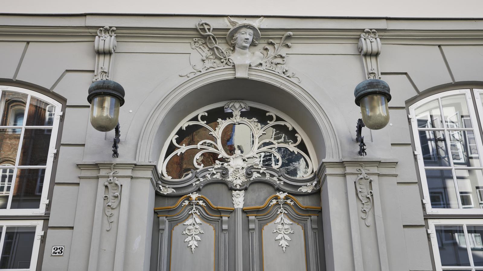 Blick auf den Eingang zur Großen Petersgrube 23 mit einer Merkurskulptur über dem Portal