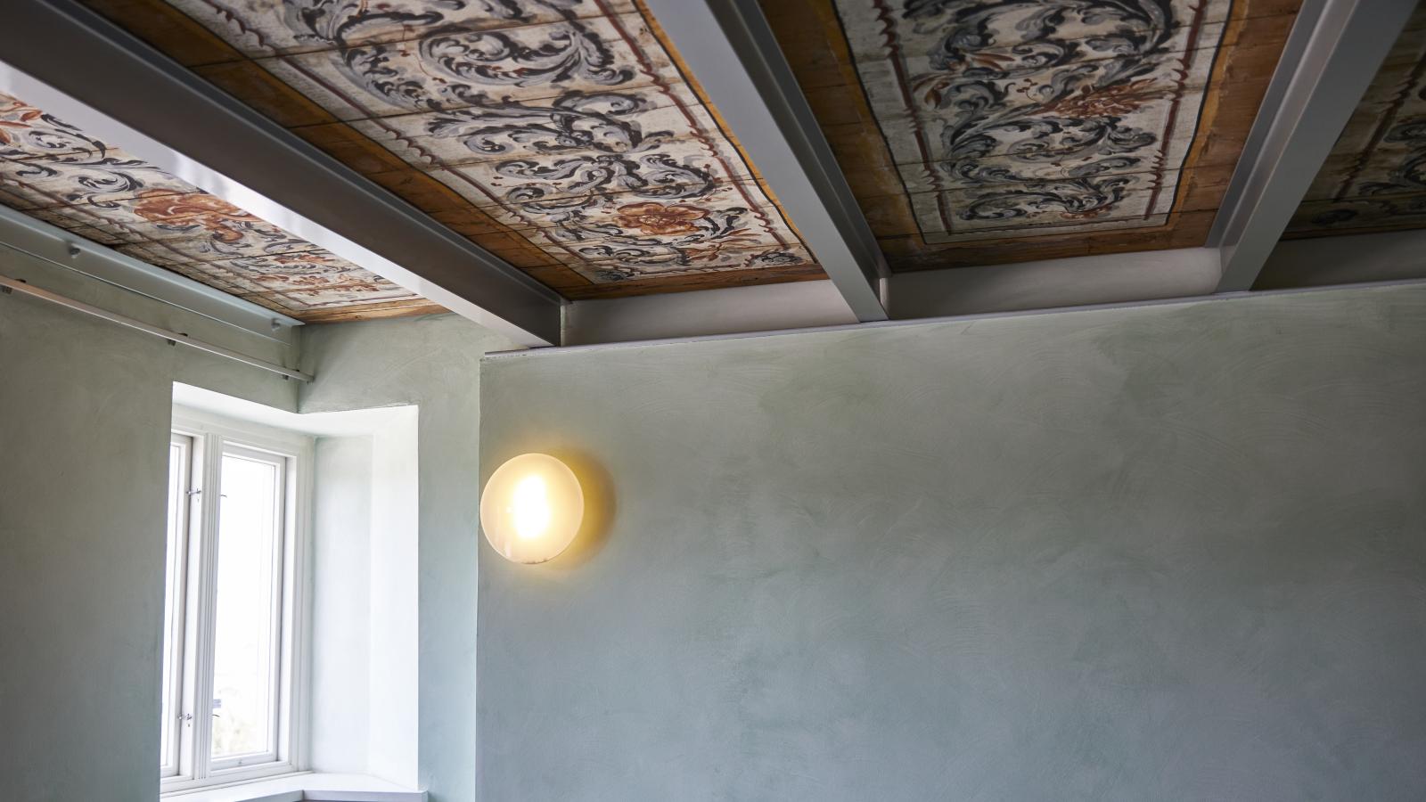 Blick auf die historische Deckenmalerei von 1710 in der Galerie zum Kammermusiksaal