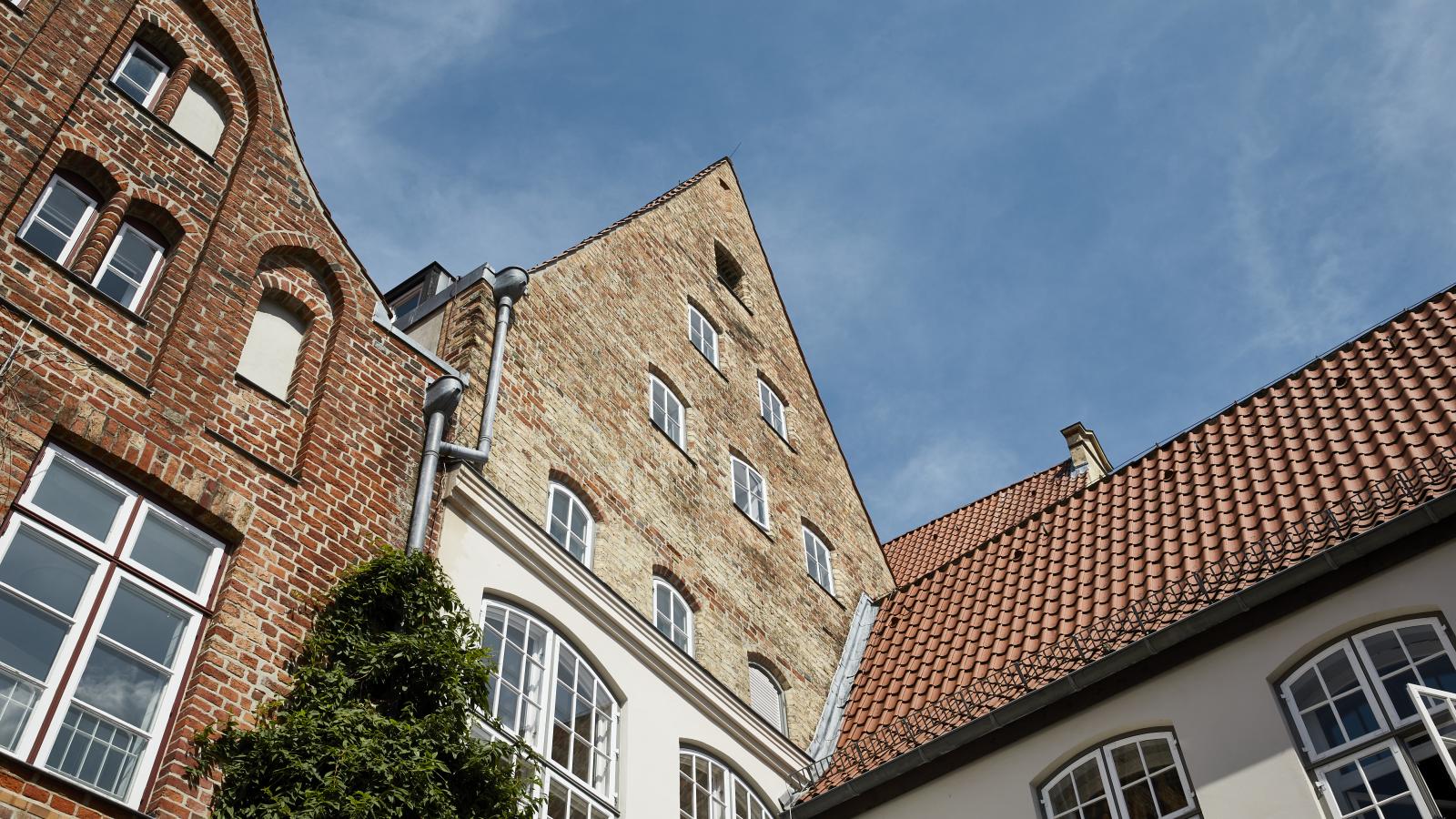 Blick vom MHL-Mensa-Hof auf die historischen Gebäudegibel