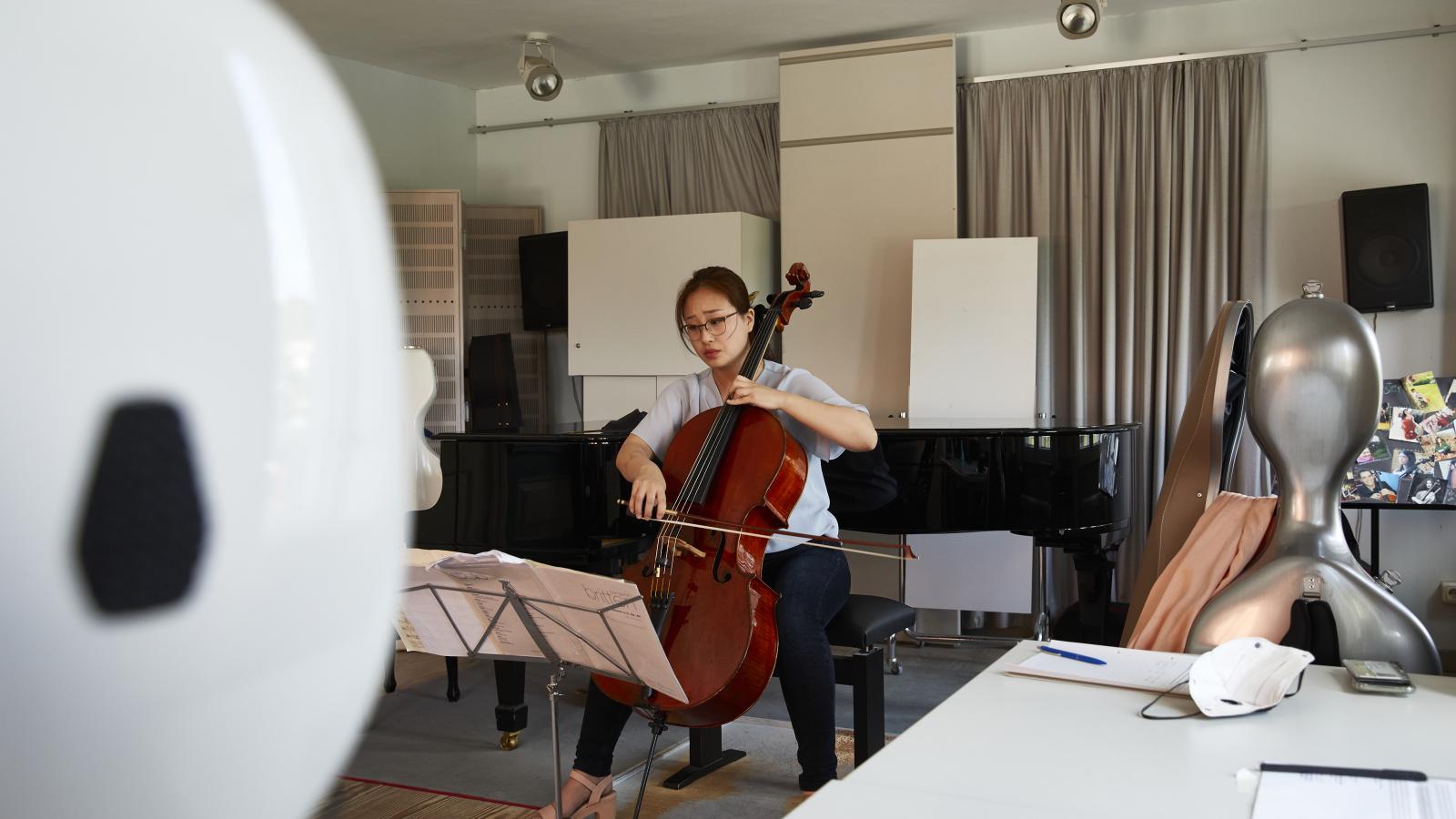 Eine Cellostudentin beim Hauptfachunterricht