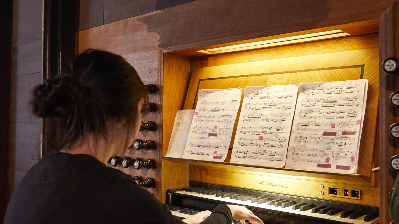 Blick auf eine Orgel spielende STudentin an der Großen Orgel von St. Jakobi Lübeck