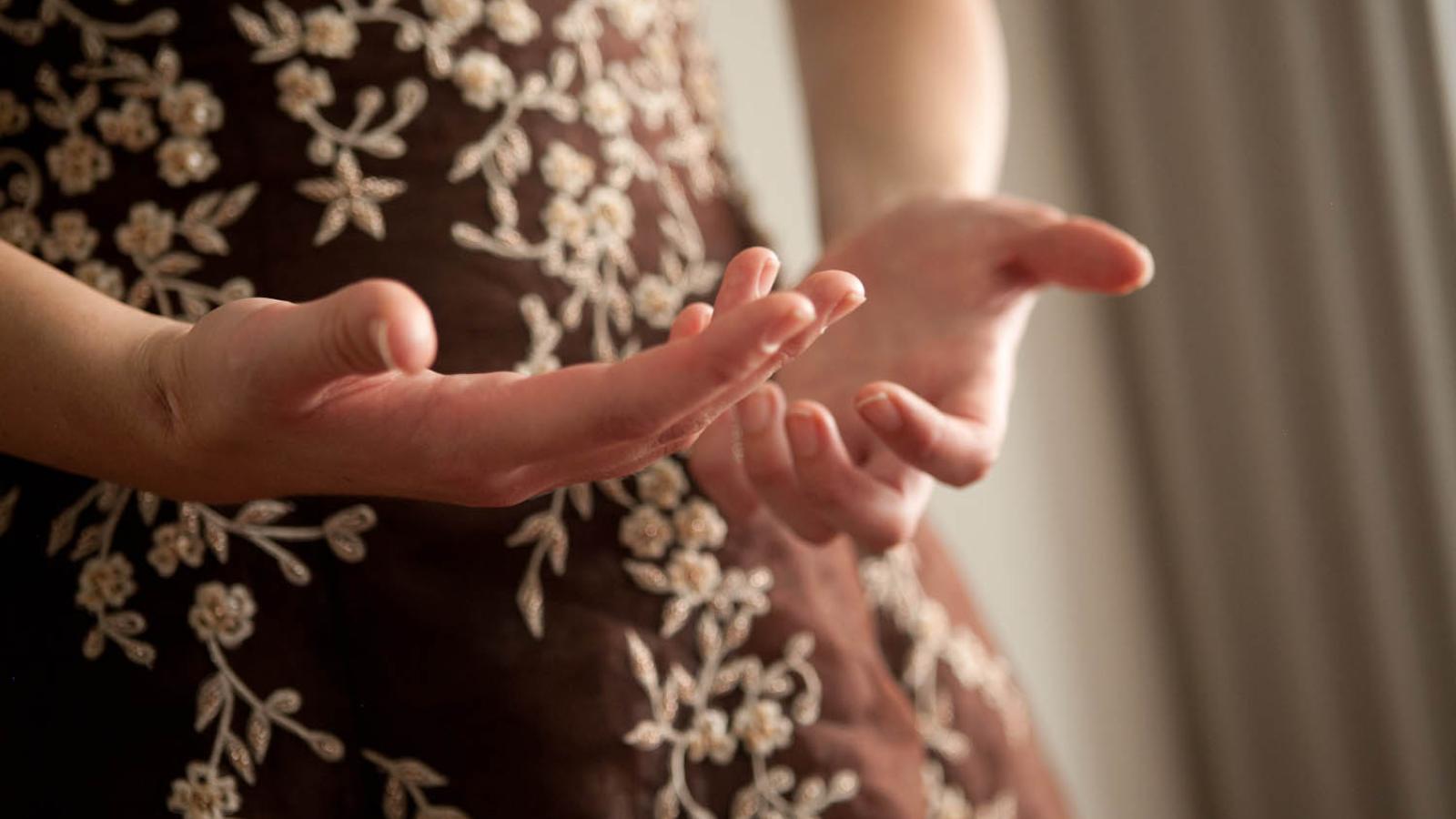 Blick auf eine singende Studentin