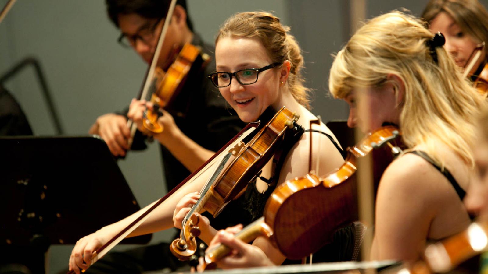 Blick auf Violine spielende Musikerinnen und Musiker des MHL-Ensembles für Alte Musik