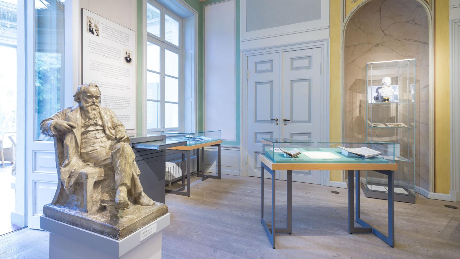 Blick in den Hauptausstellungsraum des Brahms-Instituts in der Villa Brahms