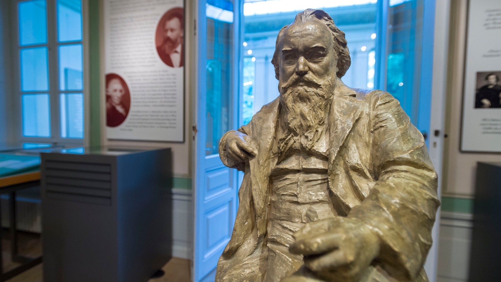 Blick auf eine Brahms-Büste im Ausstellungsraum des Brahms-Instituts an der MHL in der Villa Brahms