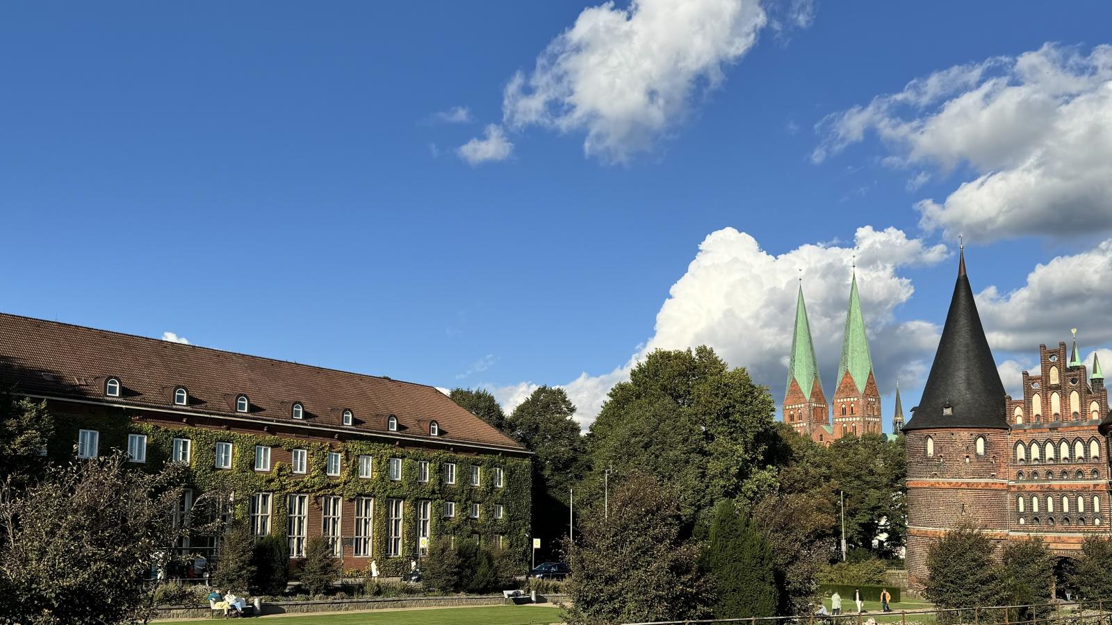 Blick auf das ehemalige Bundesbankgebäude neben dem Holstentor
