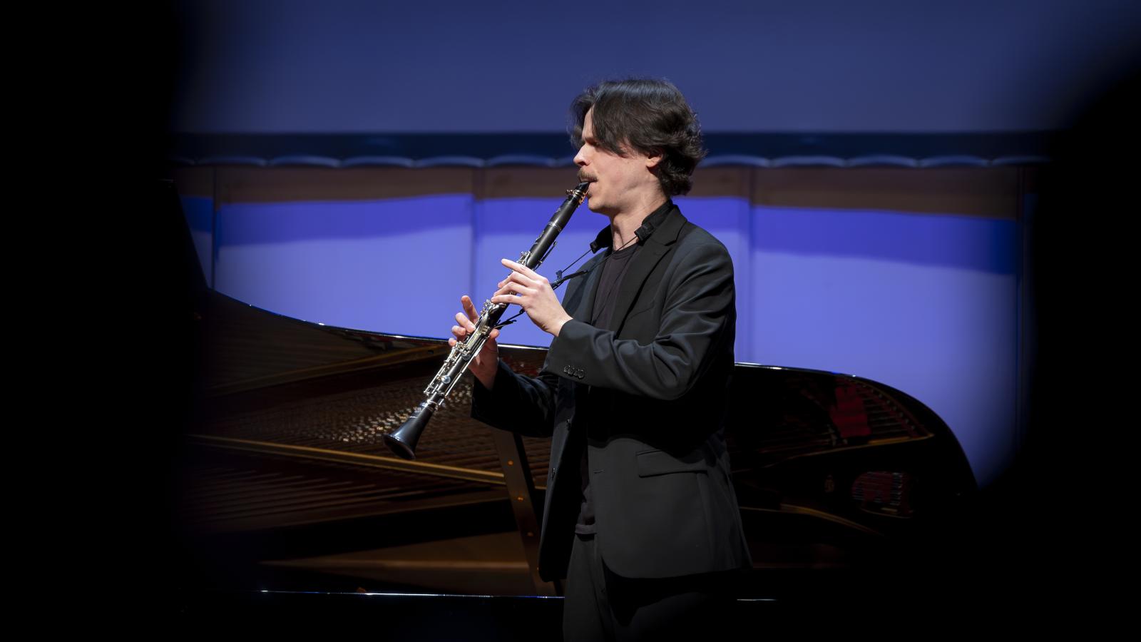 Blick auf einen Klarinette spielenden Studenten