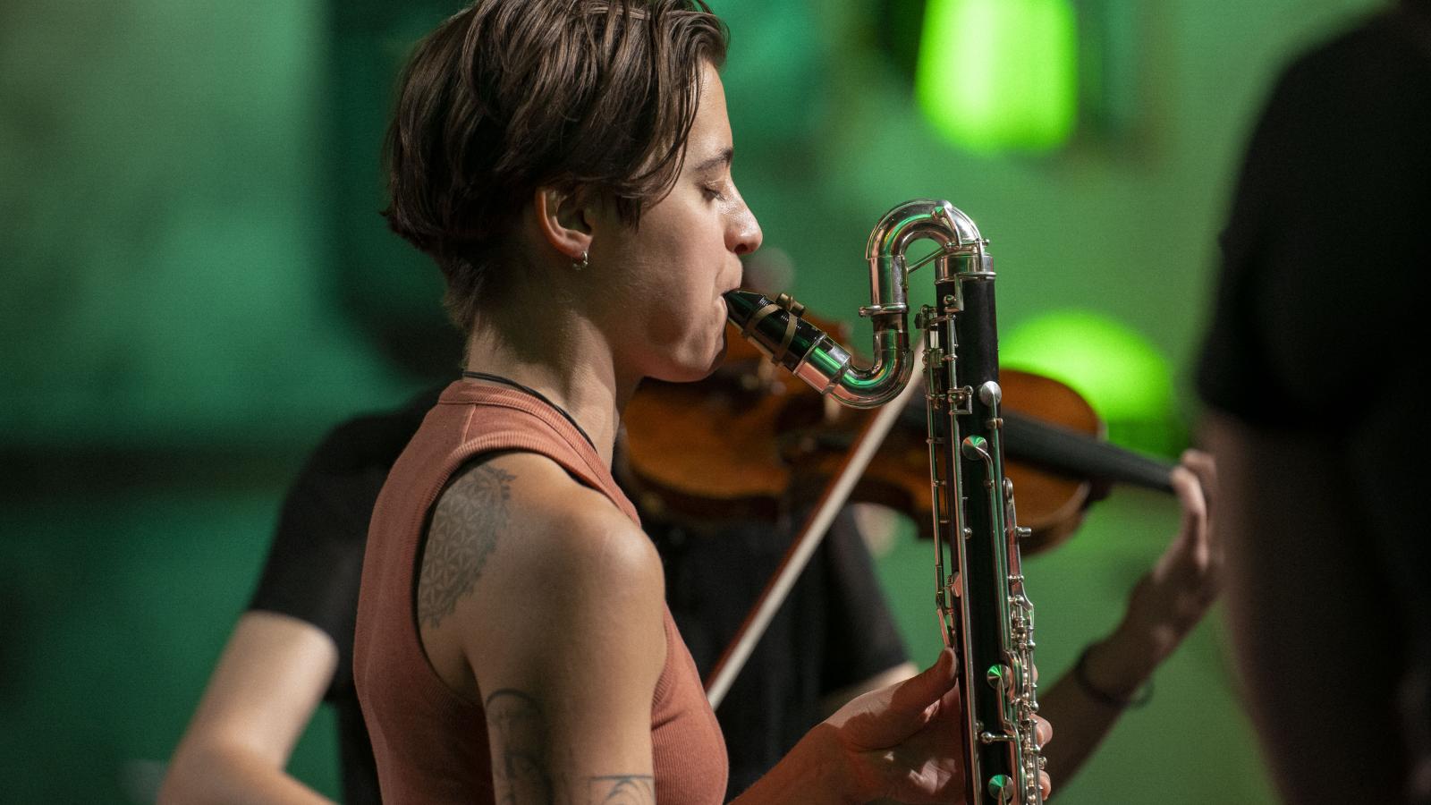 Blick auf zwei Studierende, die zusammen Kammermusik spielen