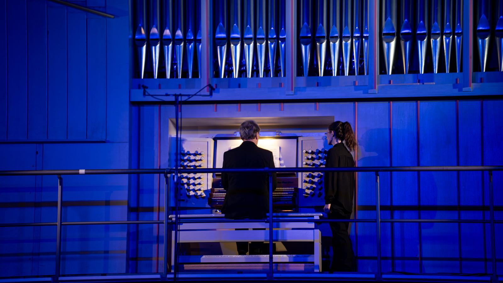 Prof. ARvid Gast spielt an der Großen Orgel im Großen Saal der MHL