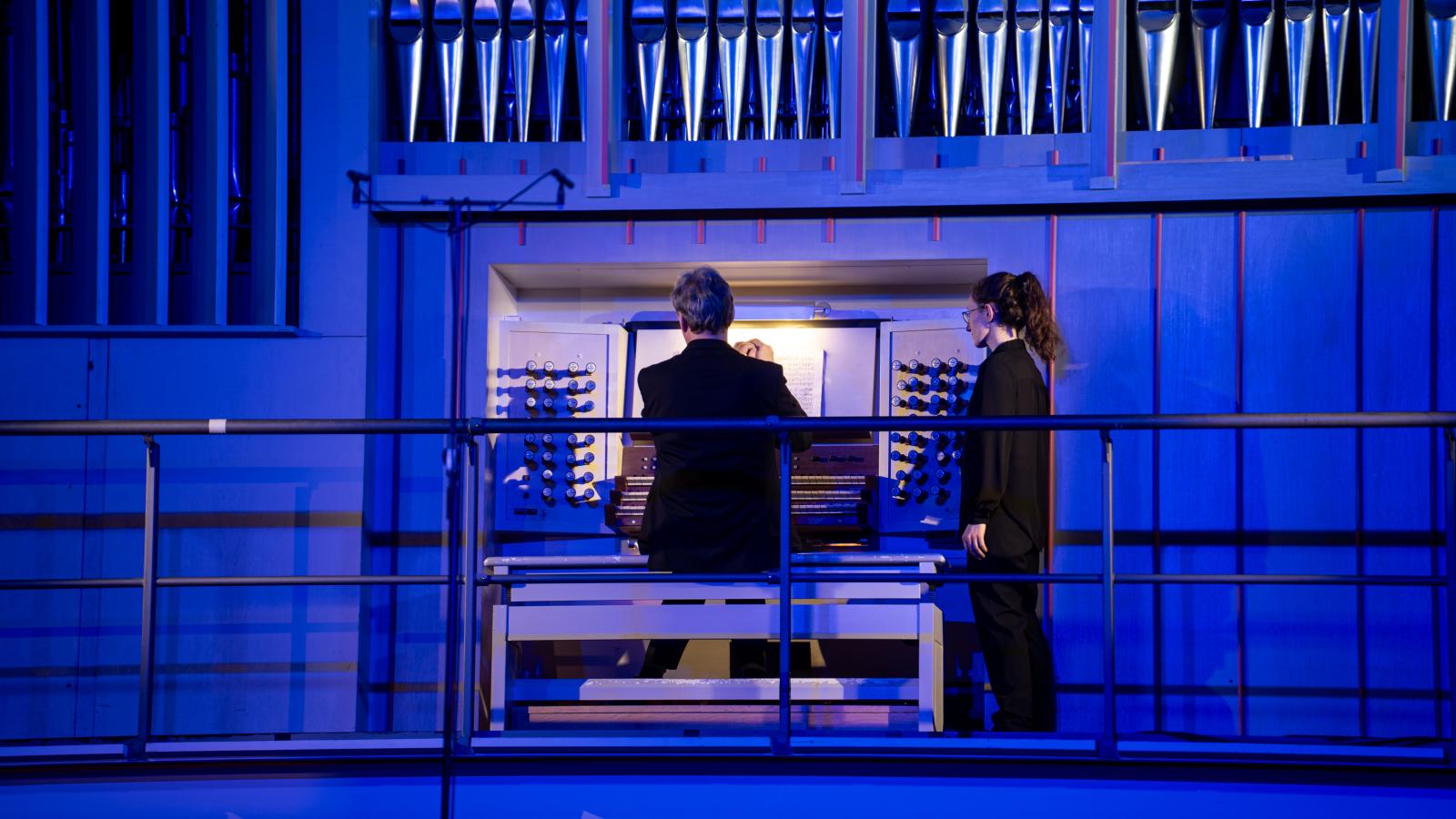 Prof. ARvid Gast spielt die Große Orgel im Großen Saal der MHL