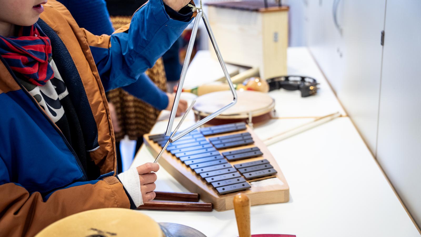 Blick auf Kinder, die verschiedene Schlaginstrumente ausprobieren