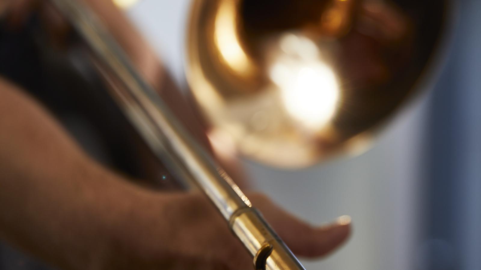 Blick auf einen Posaune spielenden Studenten