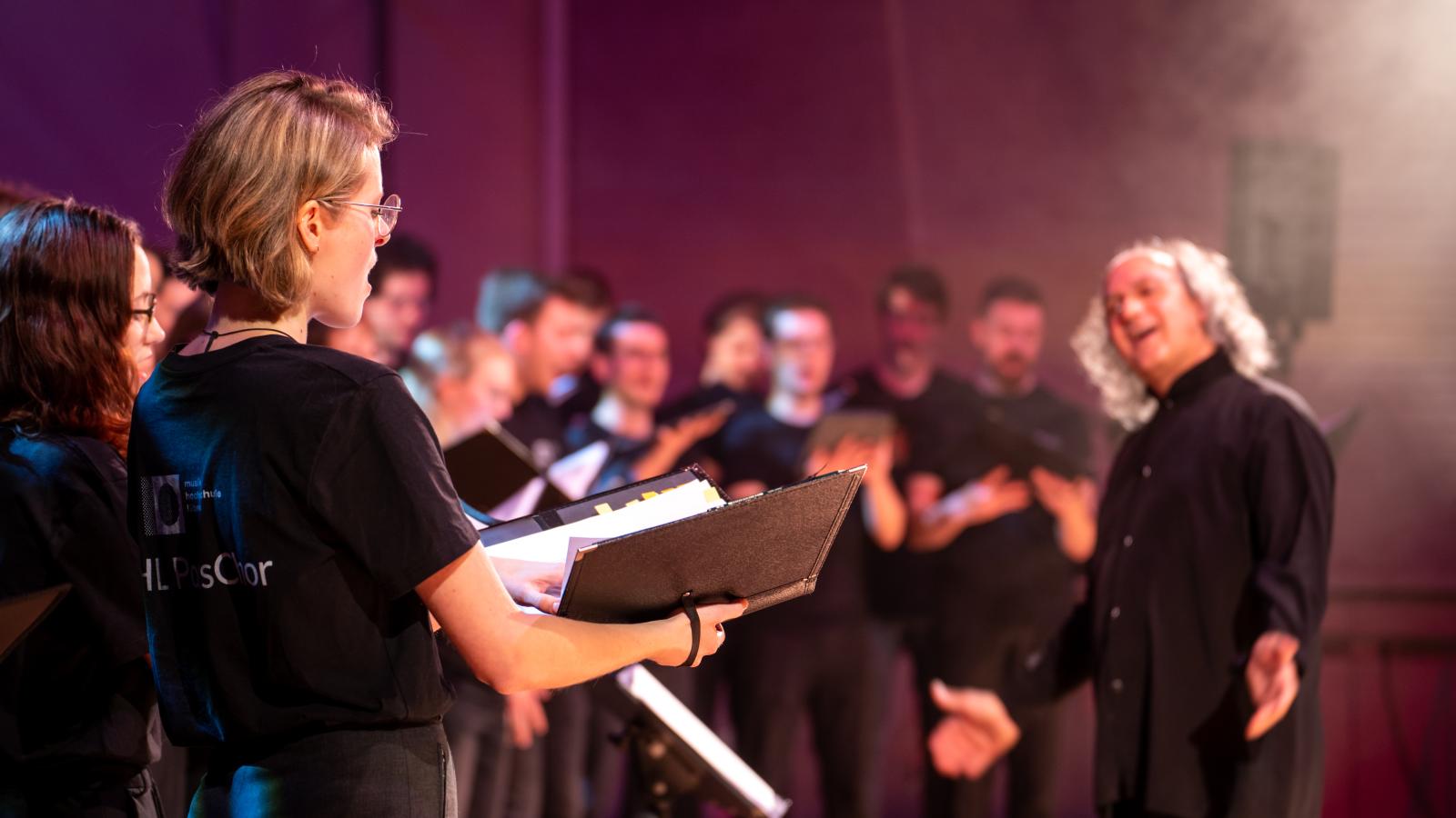 Blick auf den MHL-Popschor, der ein Konzert auf der Bühne des Großen Saals singt