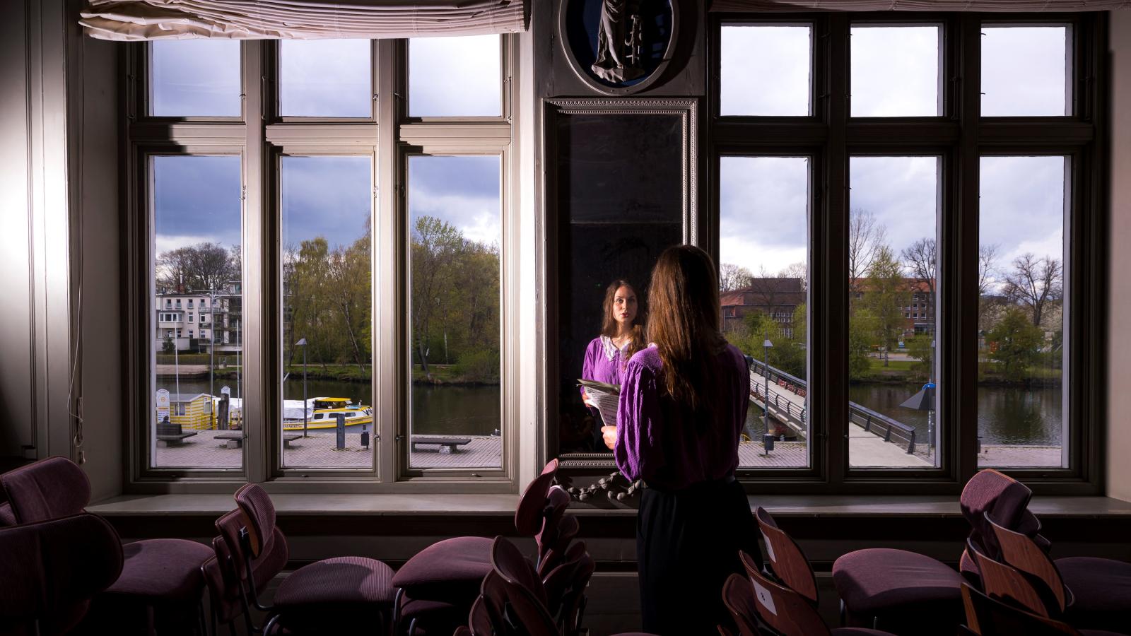 Eine Gesangsstudentin singt vor einem historischen Spiegel im Zopfstilsaal der MHL 