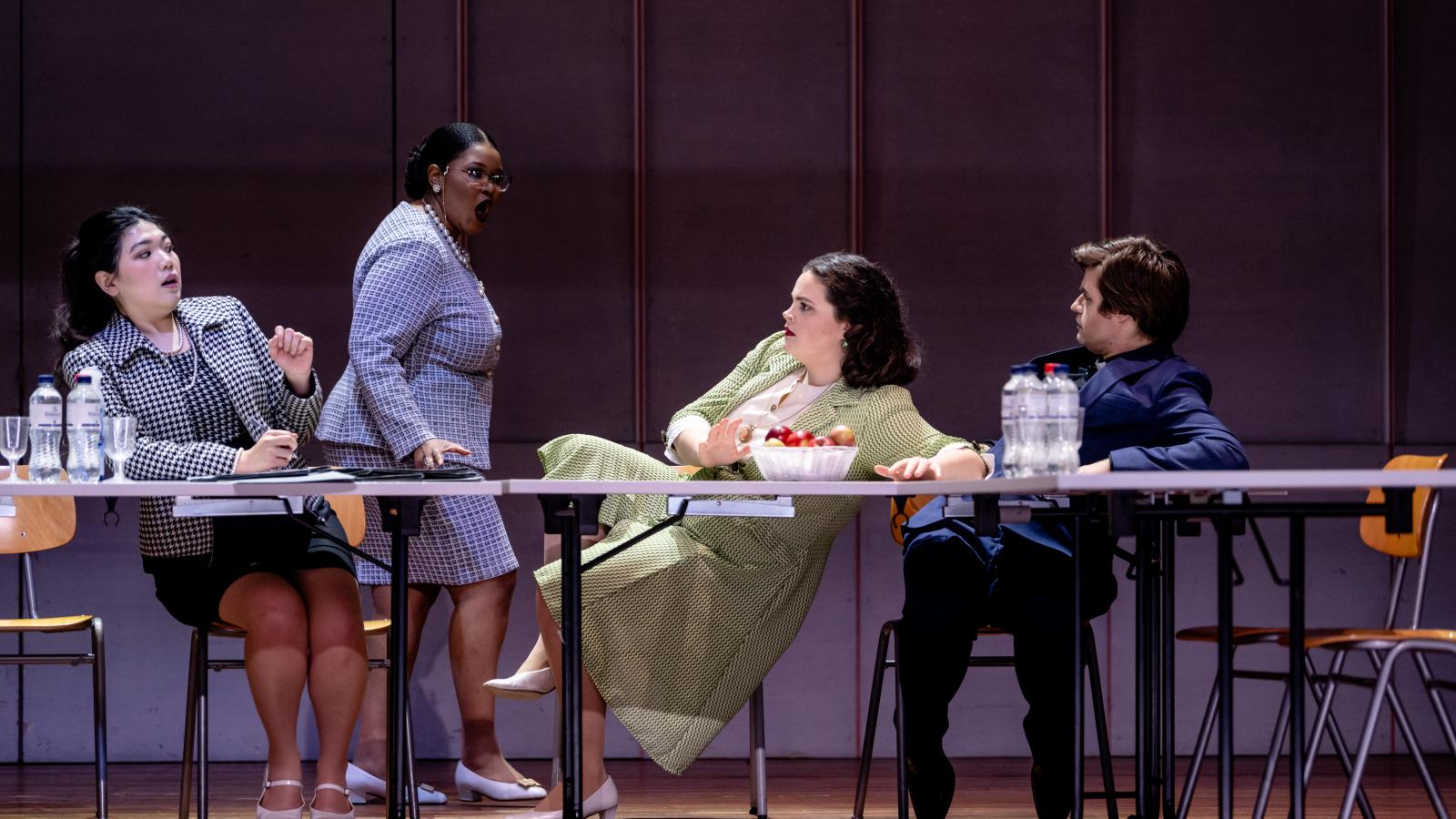 Blick auf eine Opernszene im Großen Saal der MHL mit Studierenden der MHL