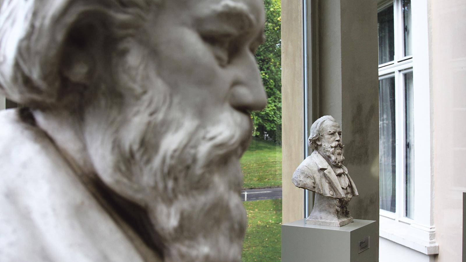 Blick auf zwei Brahms-Büsten, die im Wintergarten des Brahms-Instituts an der MHL stehen