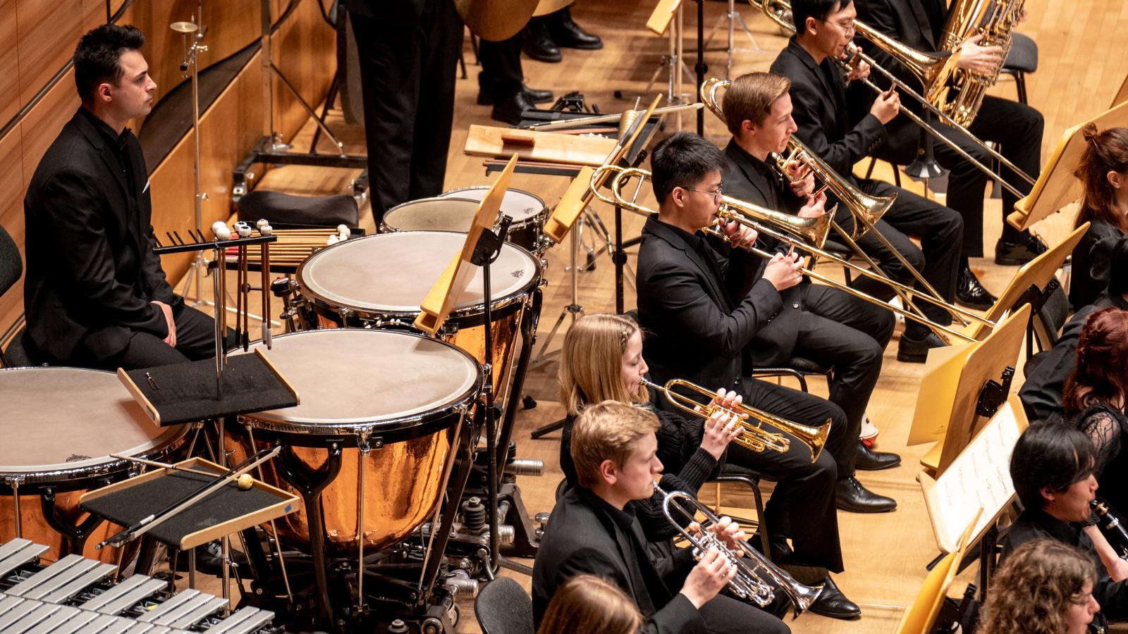 Blick auf die Gruppe der Schlagzeugspieler und Blasinstrumente des MHL-Sinfonieorchesters