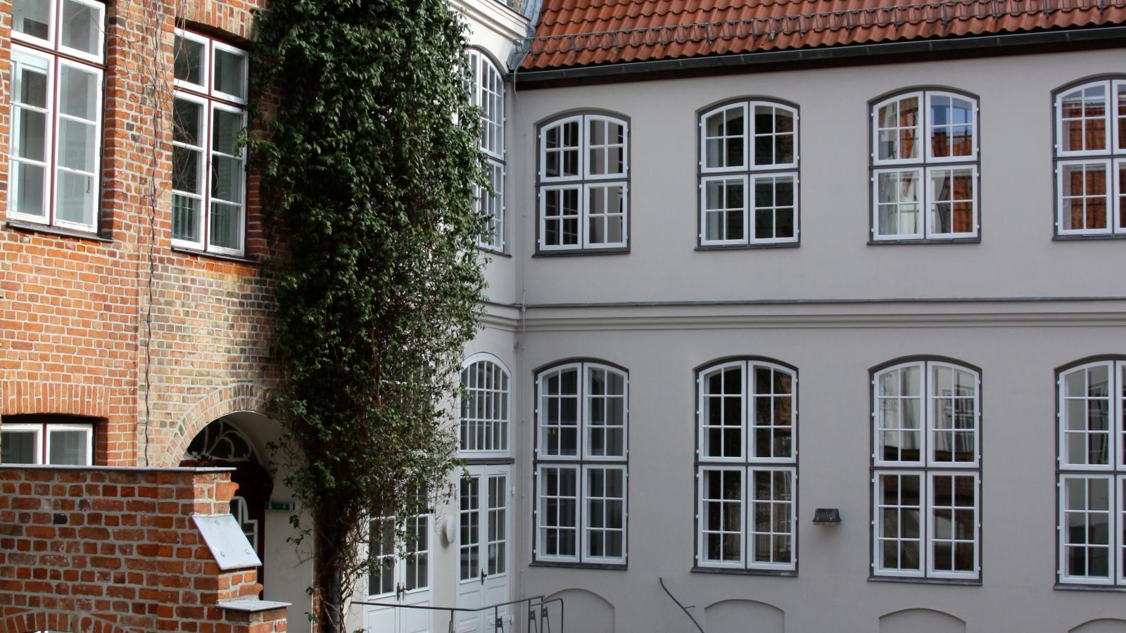 Blick auf den Mensa-Hof der MHL mit seinen historischen Fassaden