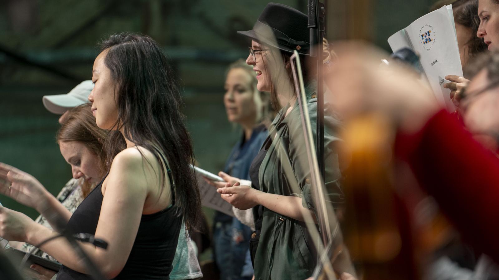 Blick auf singende Studierende, die bei der MHL-Pop-Revue auftreten