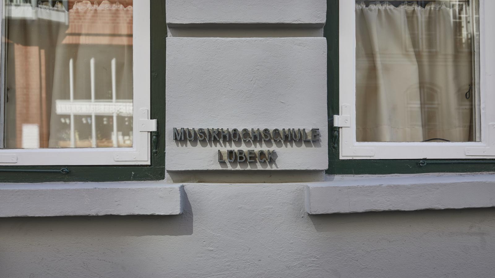 Blick auf den kleinen Schriftzug »Musikhochschule Lübeck« vor derm Haupteingang in der Großen Petersgrube