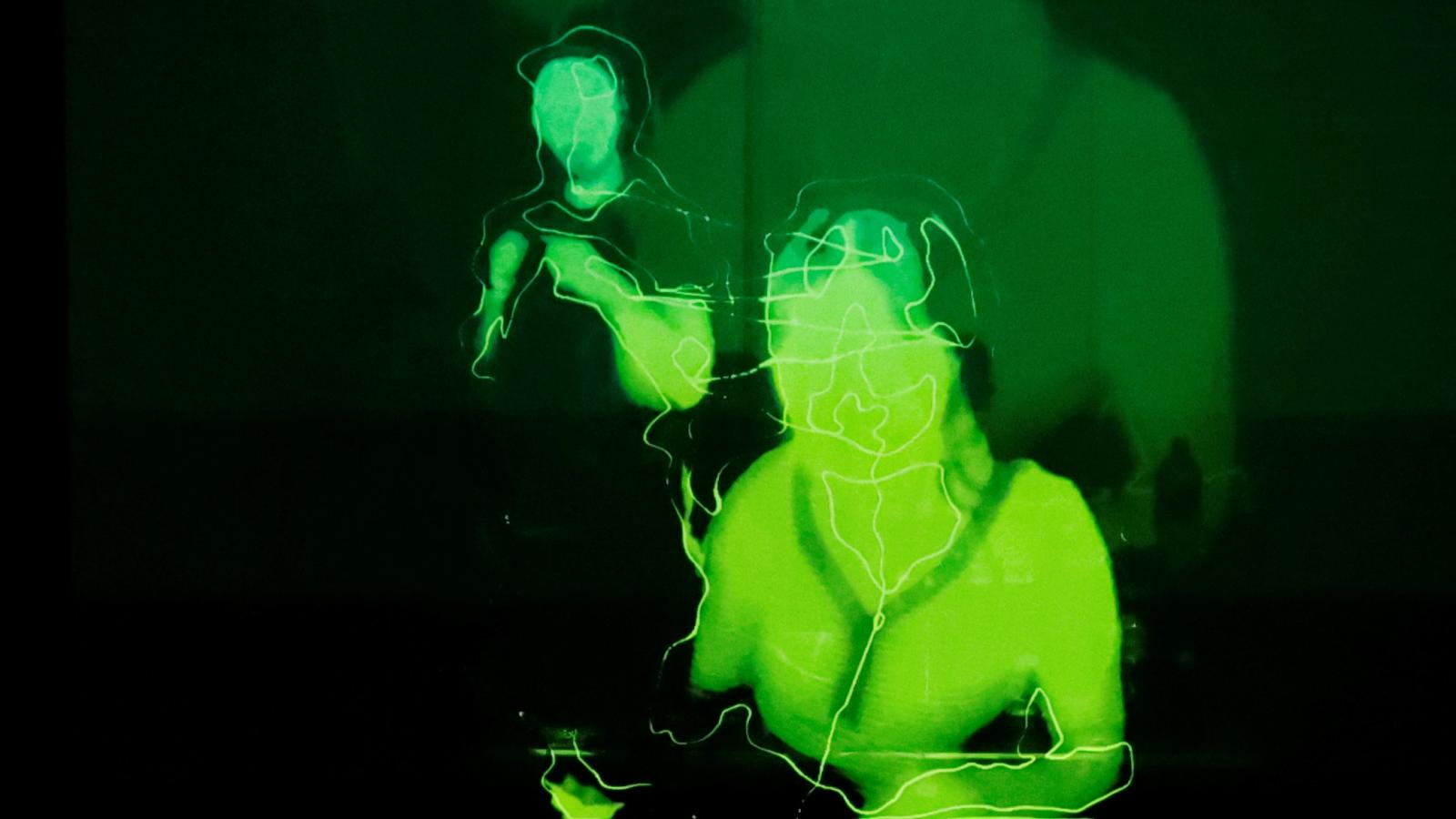 Verzerrter Blick auf zwei Musizierende in grüner, schemenhafter Darstellung auf schwarzem Hintergrund