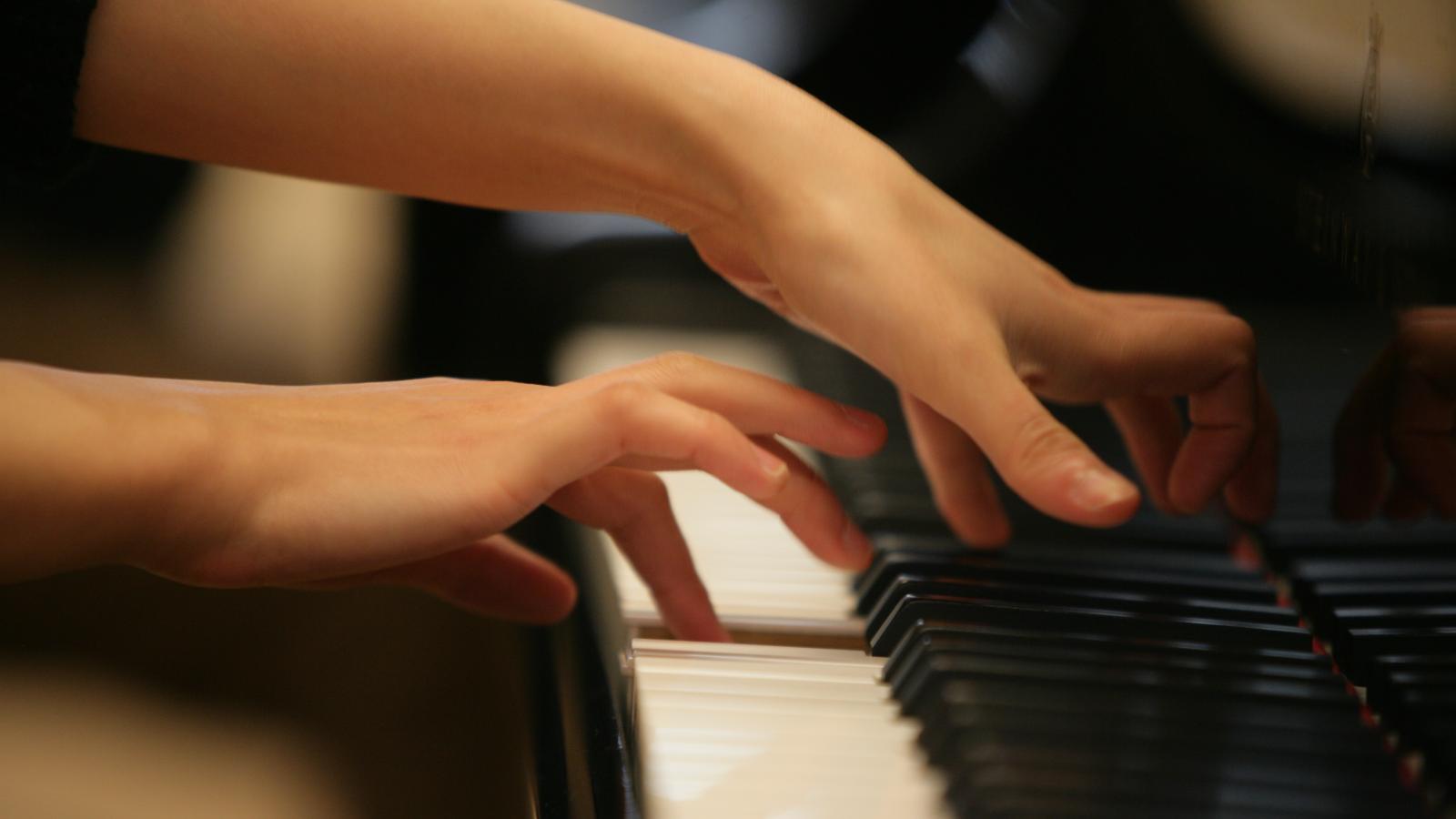 2 Hände beim spielen des Klaviers