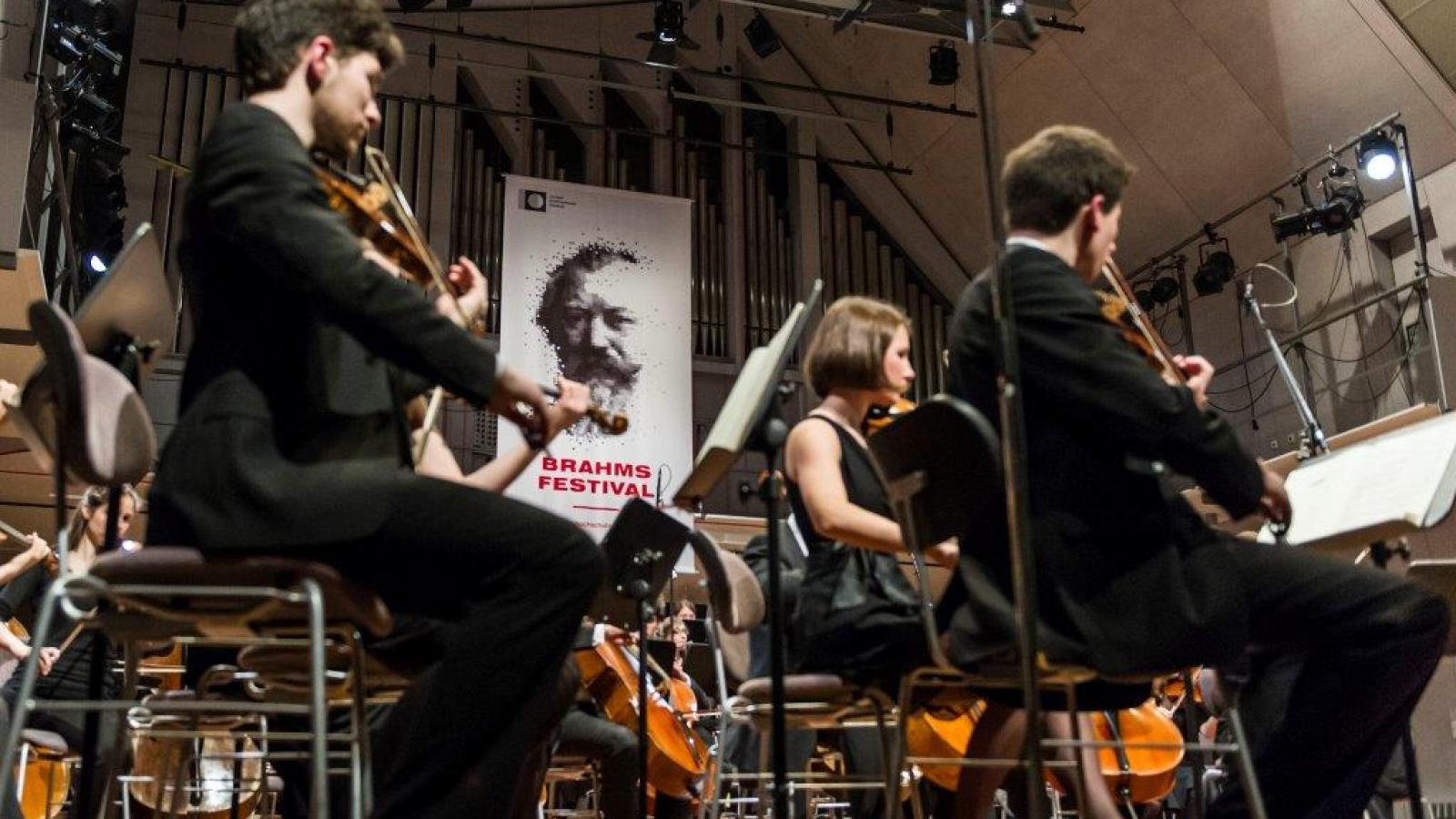 Blick in das MHL-Sinfonieorchester, im HIntergrund das Brahms-Festival-Banner