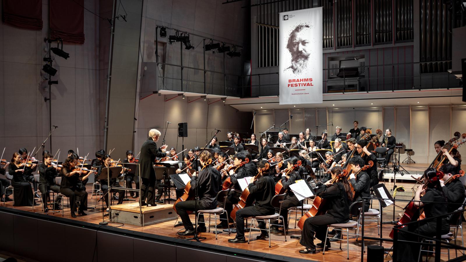 Blick auf das MHL-Sinfonieorchester auf der Bühne des Großen Saals unter dem Banner des Brahms-Festivals