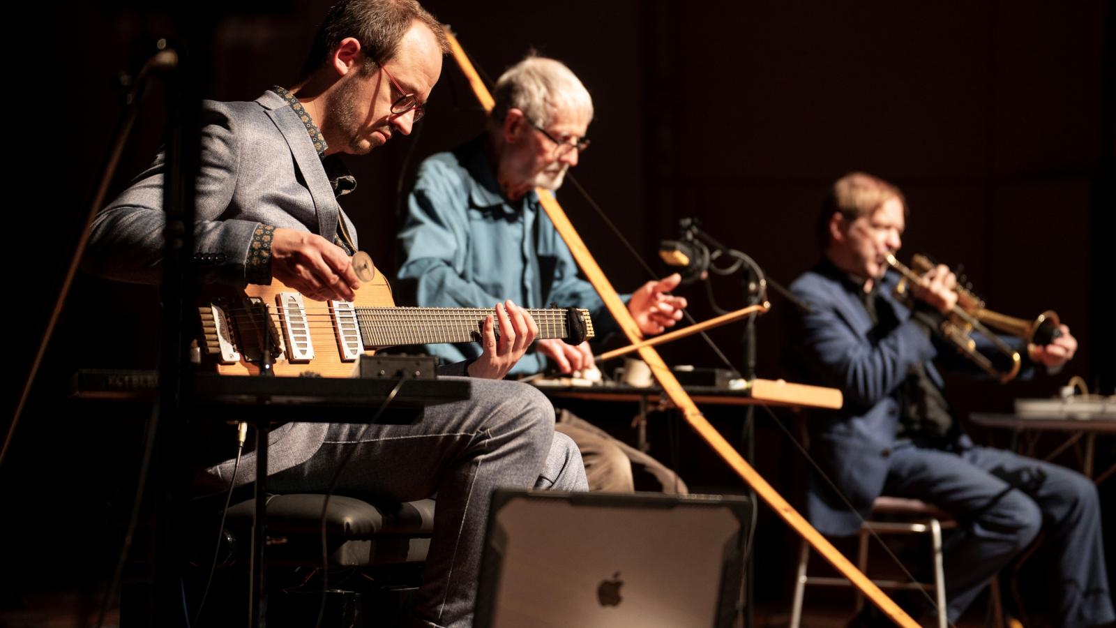 Blick auf musizierende Lehrende der MHL